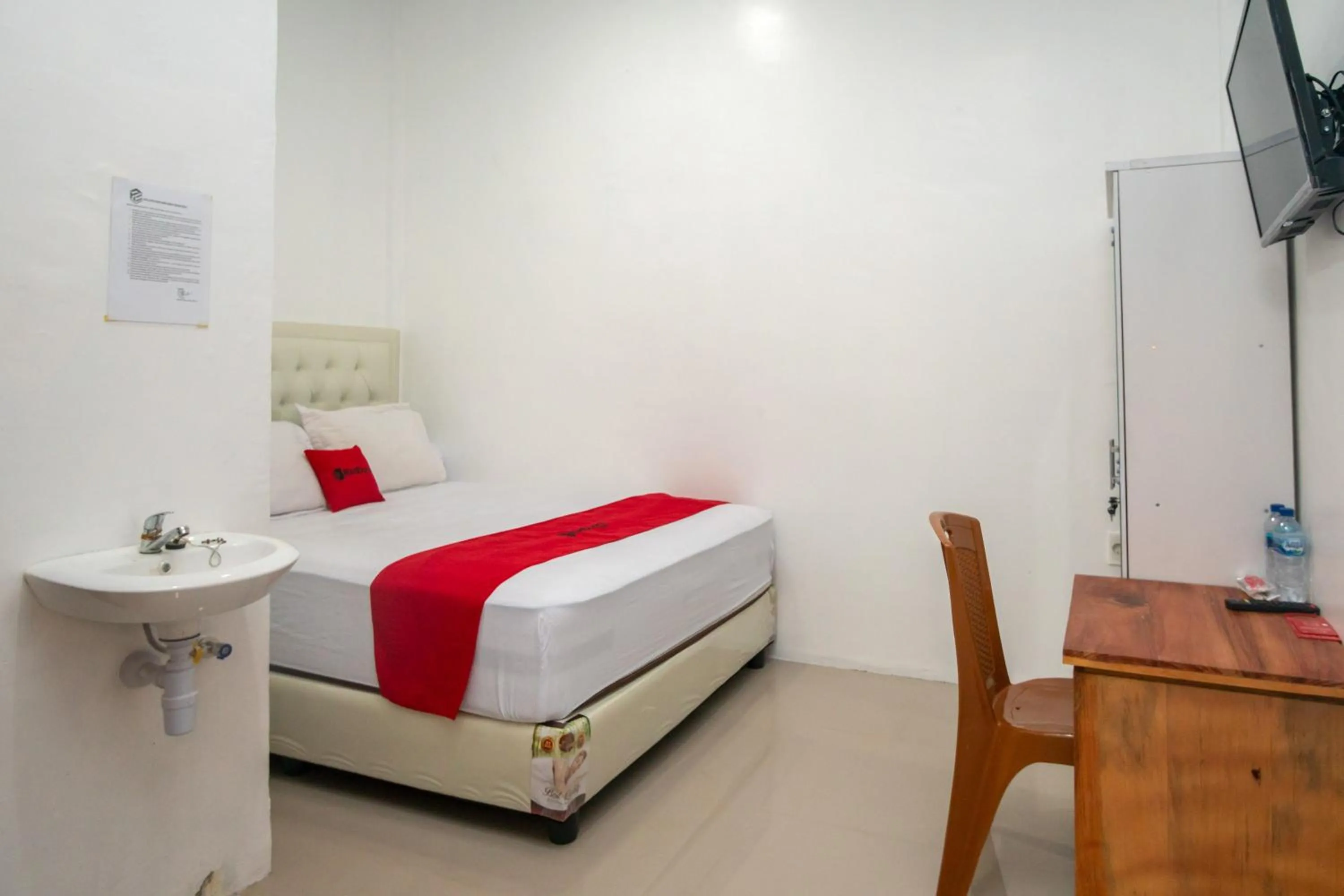 Bedroom, Bed in RedDoorz Syariah near Pelabuhan Ulee Lheue Banda Aceh