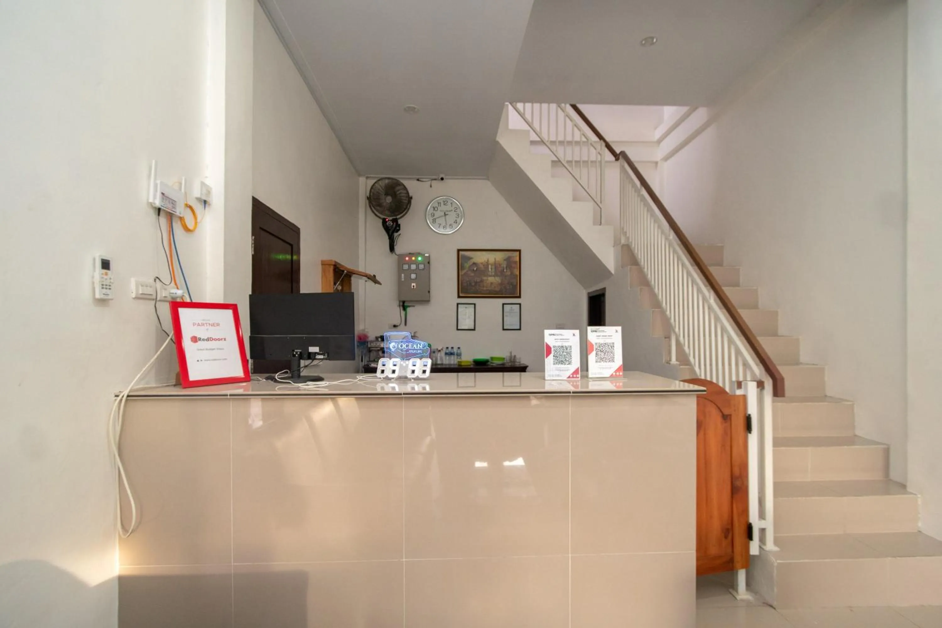 Lobby or reception in RedDoorz Syariah near Pelabuhan Ulee Lheue Banda Aceh