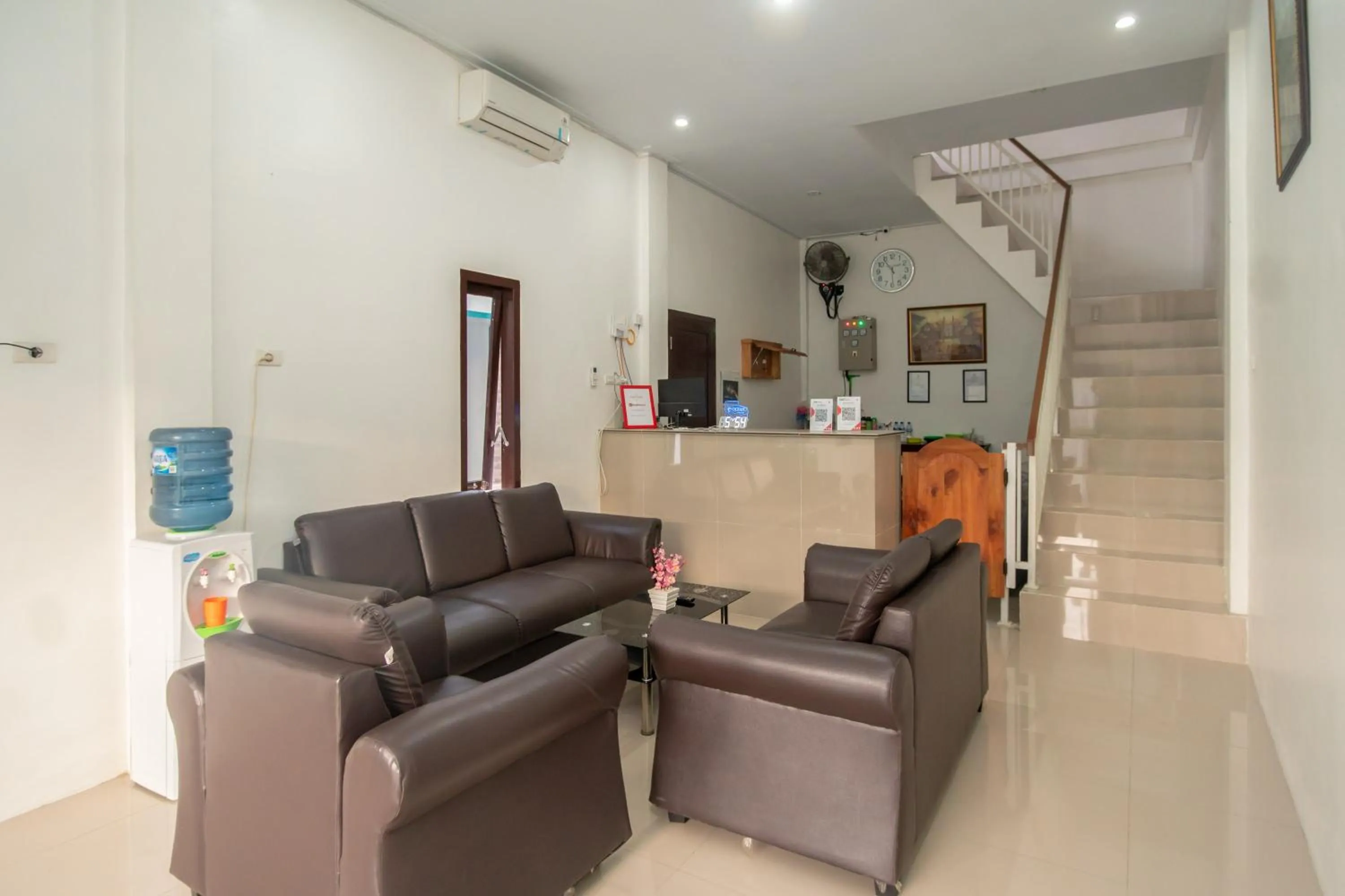 Living room in RedDoorz Syariah near Pelabuhan Ulee Lheue Banda Aceh