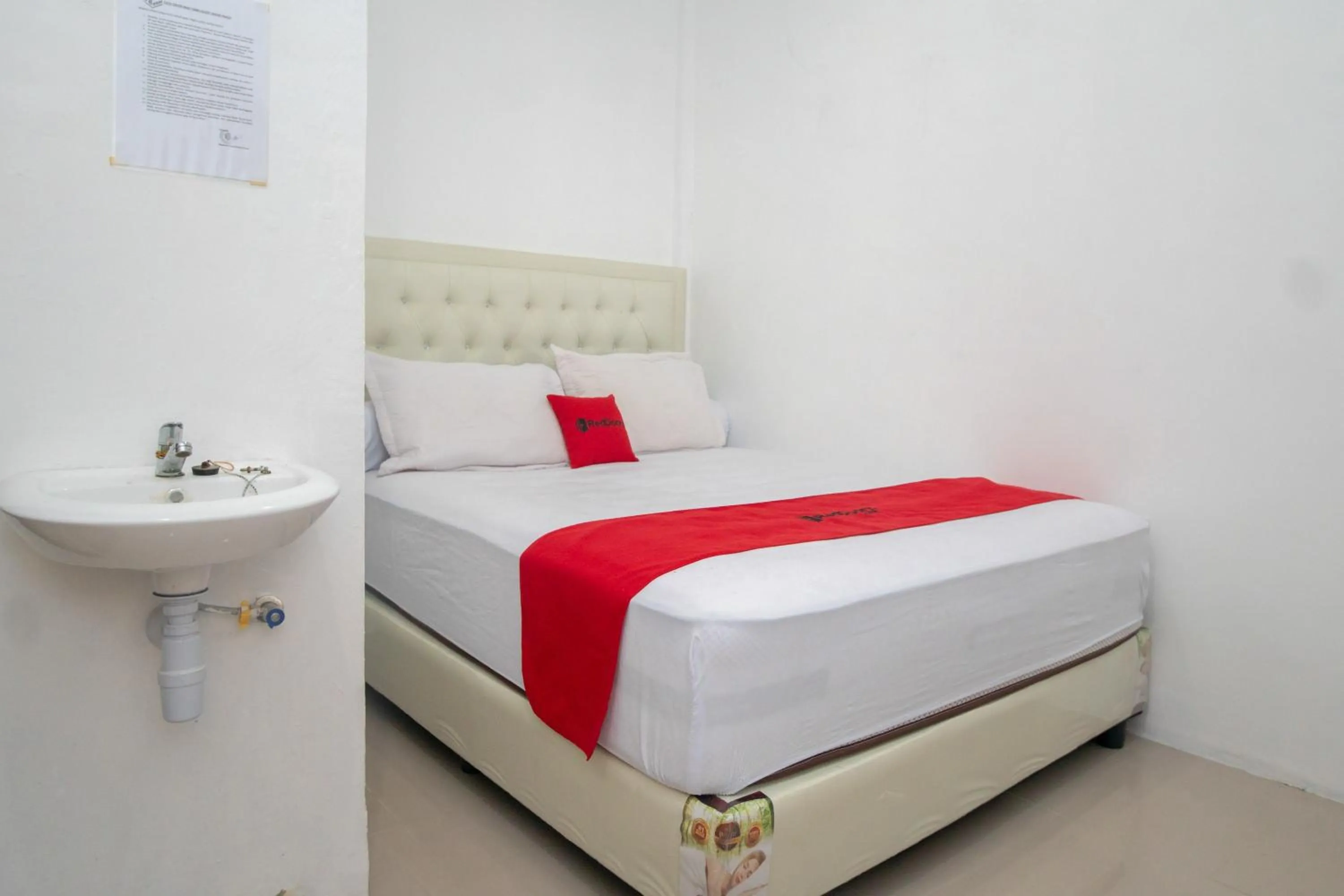 Bedroom, Bed in RedDoorz Syariah near Pelabuhan Ulee Lheue Banda Aceh