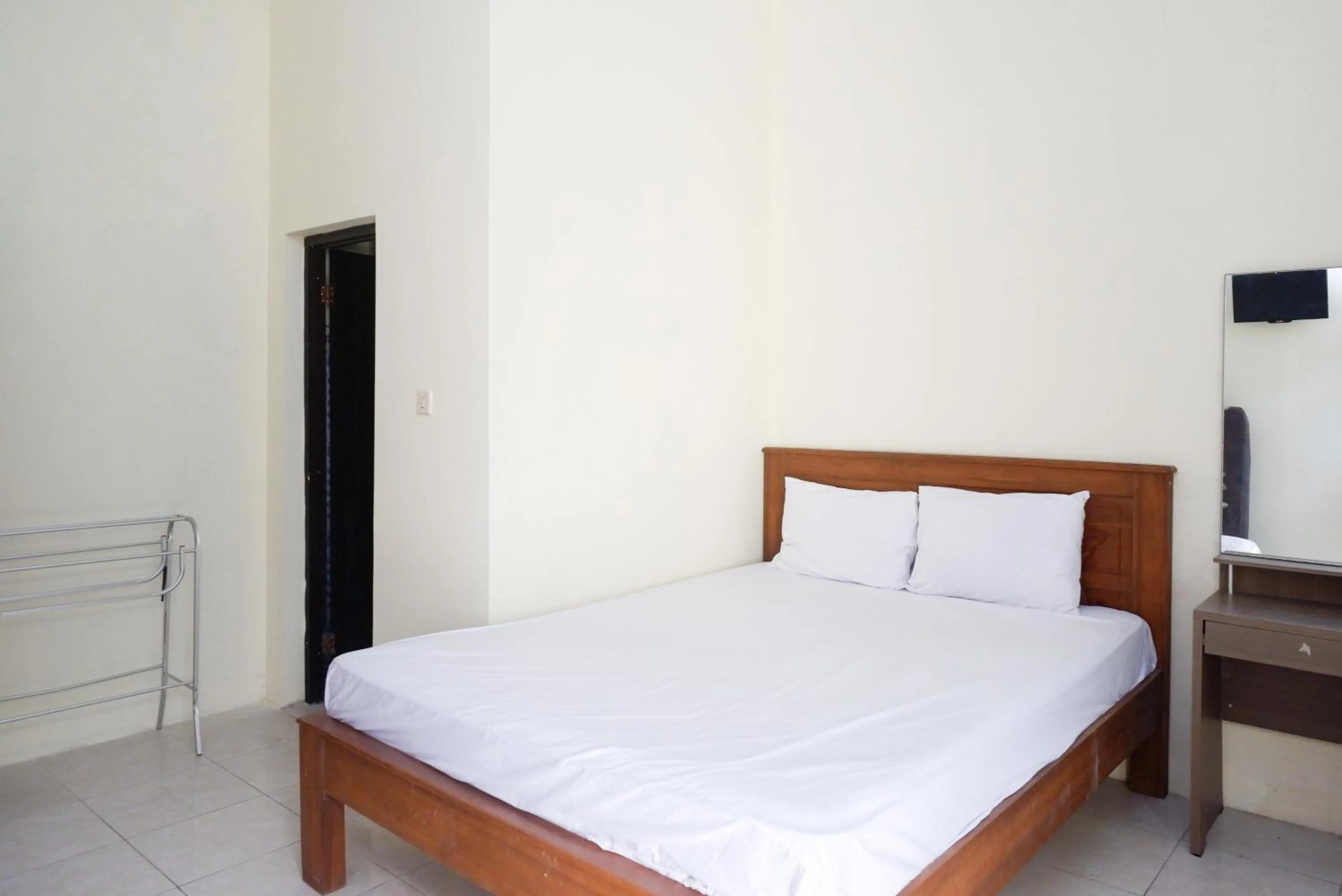 Bedroom, Bed in RedDoorz @ Umbul Ponggok Waterpark Klaten