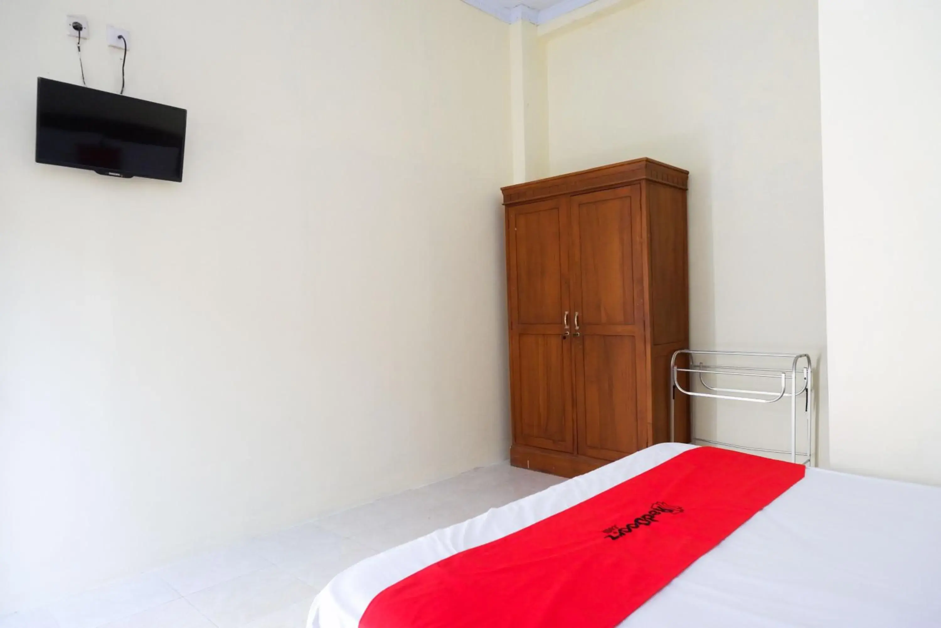 Bedroom, Bed in RedDoorz @ Umbul Ponggok Waterpark Klaten Bedroom, Bed in RedDoorz @ Umbul Ponggok Waterpark Klaten