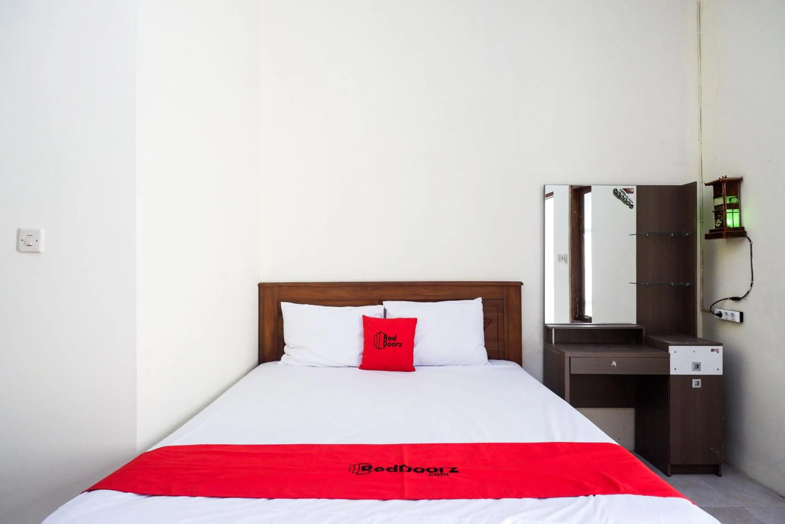 Bedroom, Bed in RedDoorz @ Umbul Ponggok Waterpark Klaten
