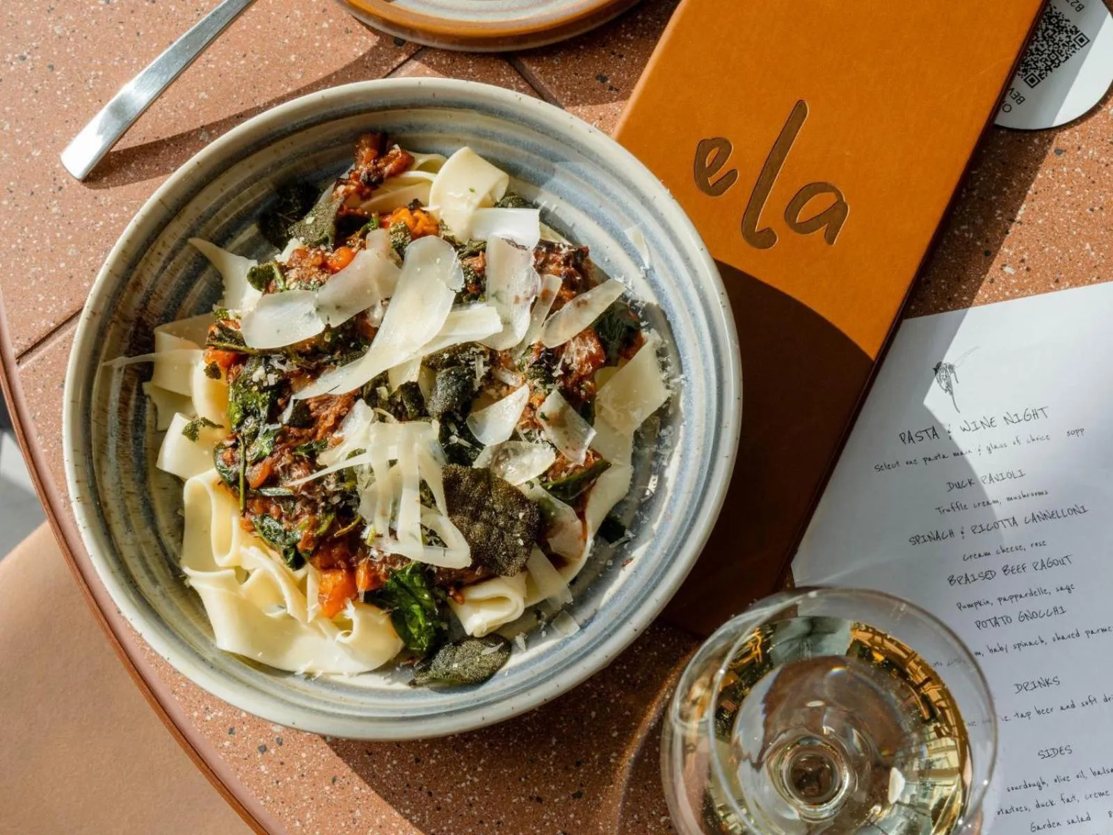 Food and drinks in Hotel Alba Adelaide