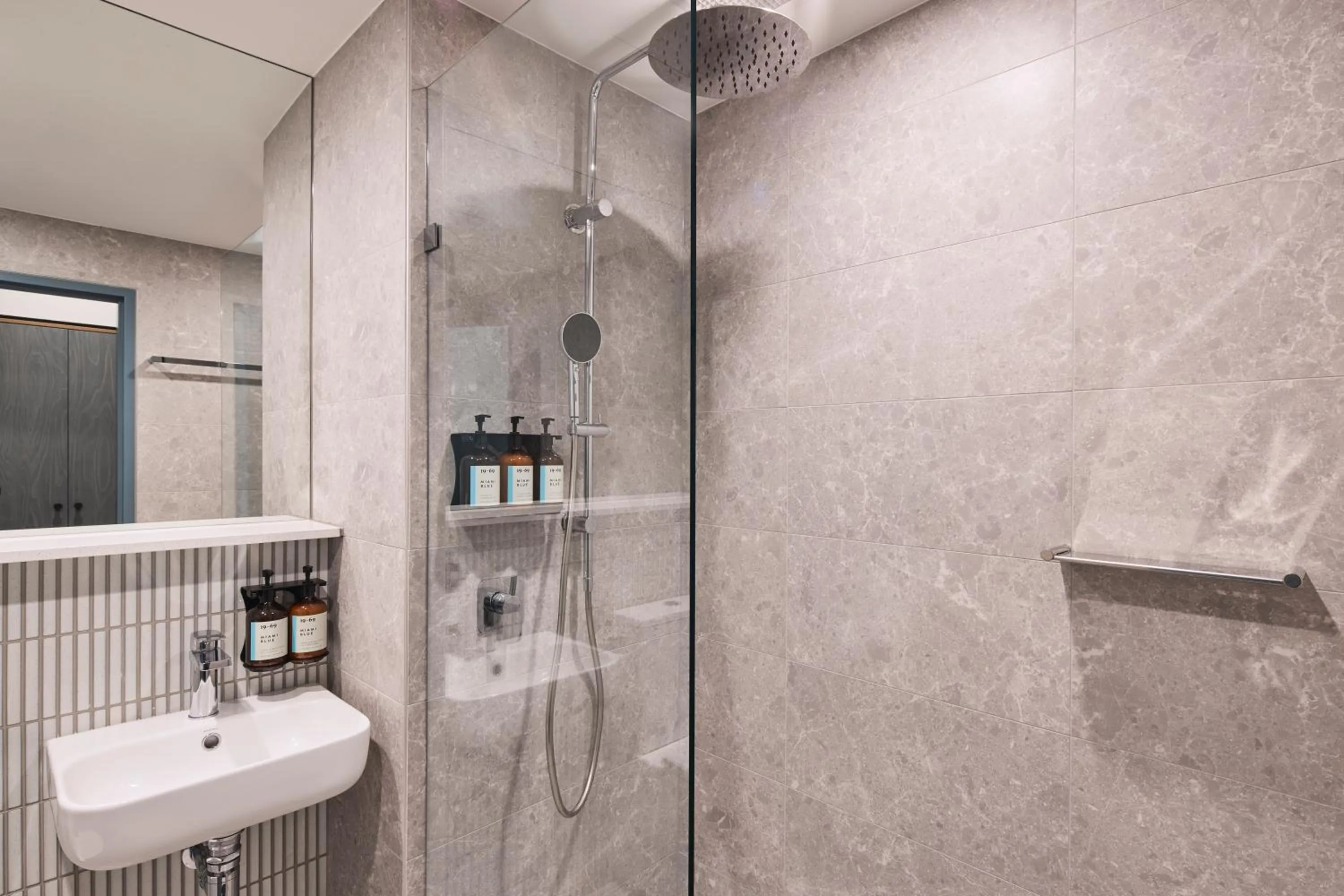 Shower in Hotel Alba Adelaide