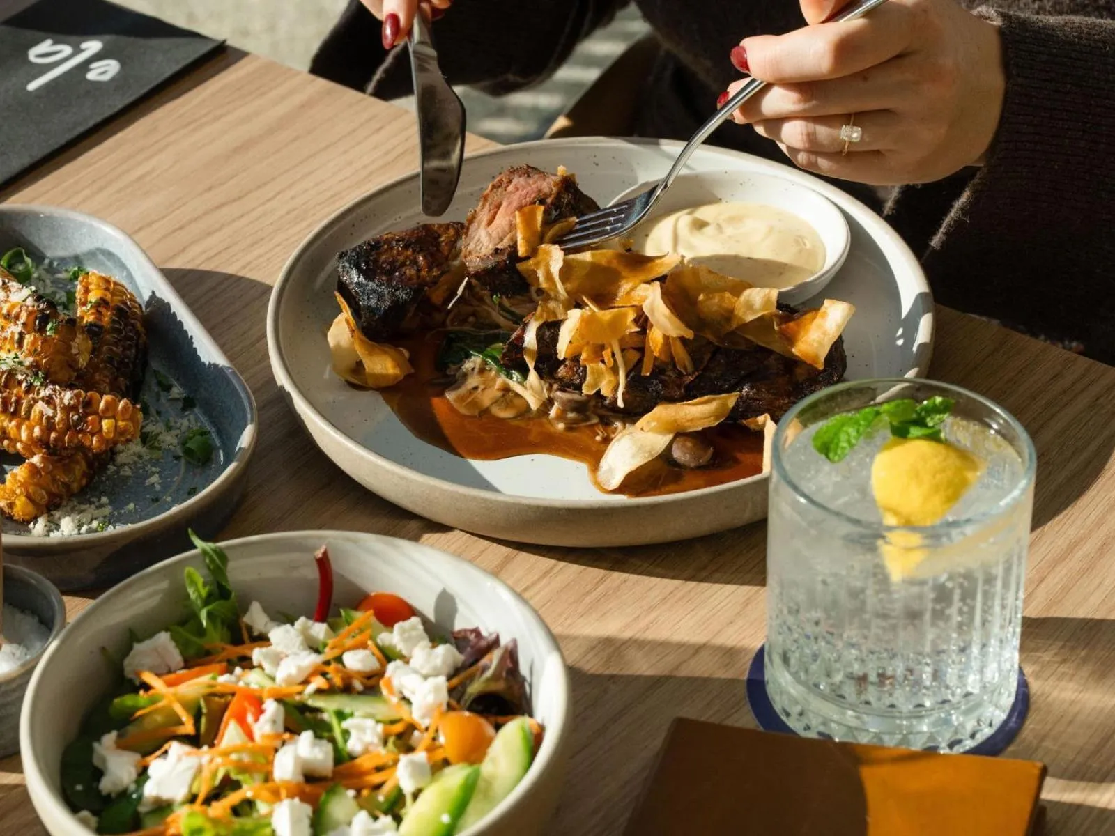 Food and drinks in Hotel Alba Adelaide