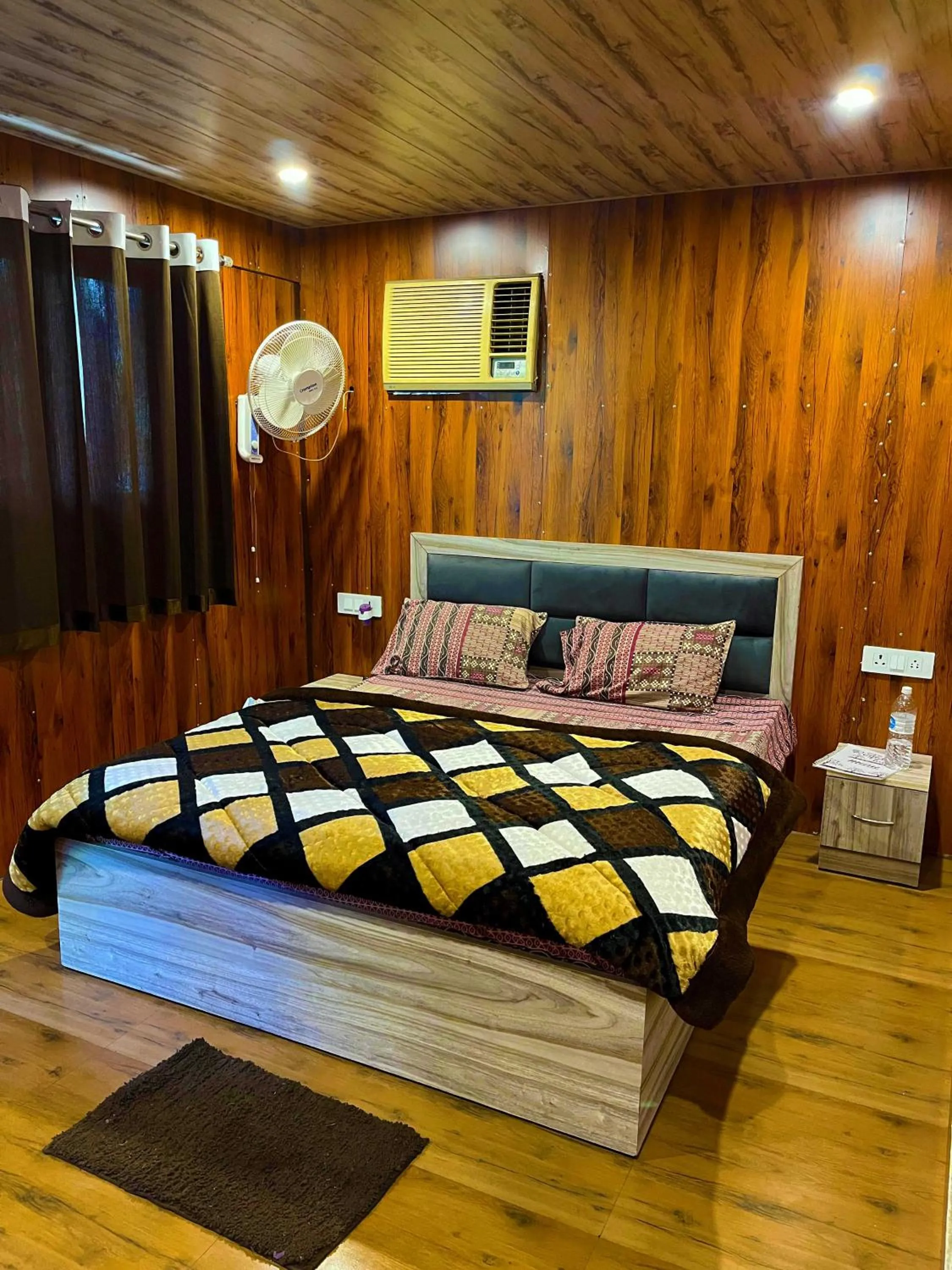 Bedroom in Hotel O Royal Tree Cafe And Resort