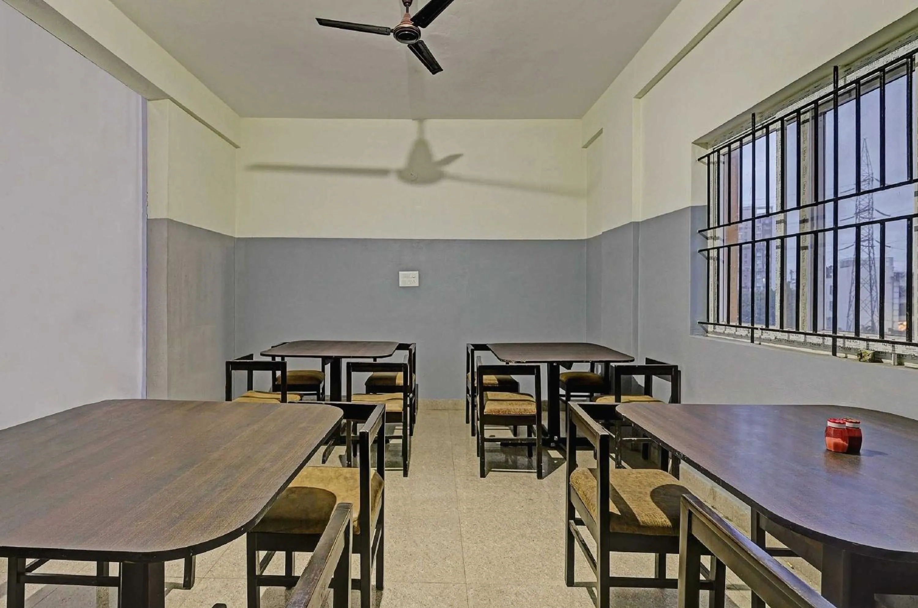 Restaurant/places to eat in Super Hotel O Sri Sapthagiri Comforts