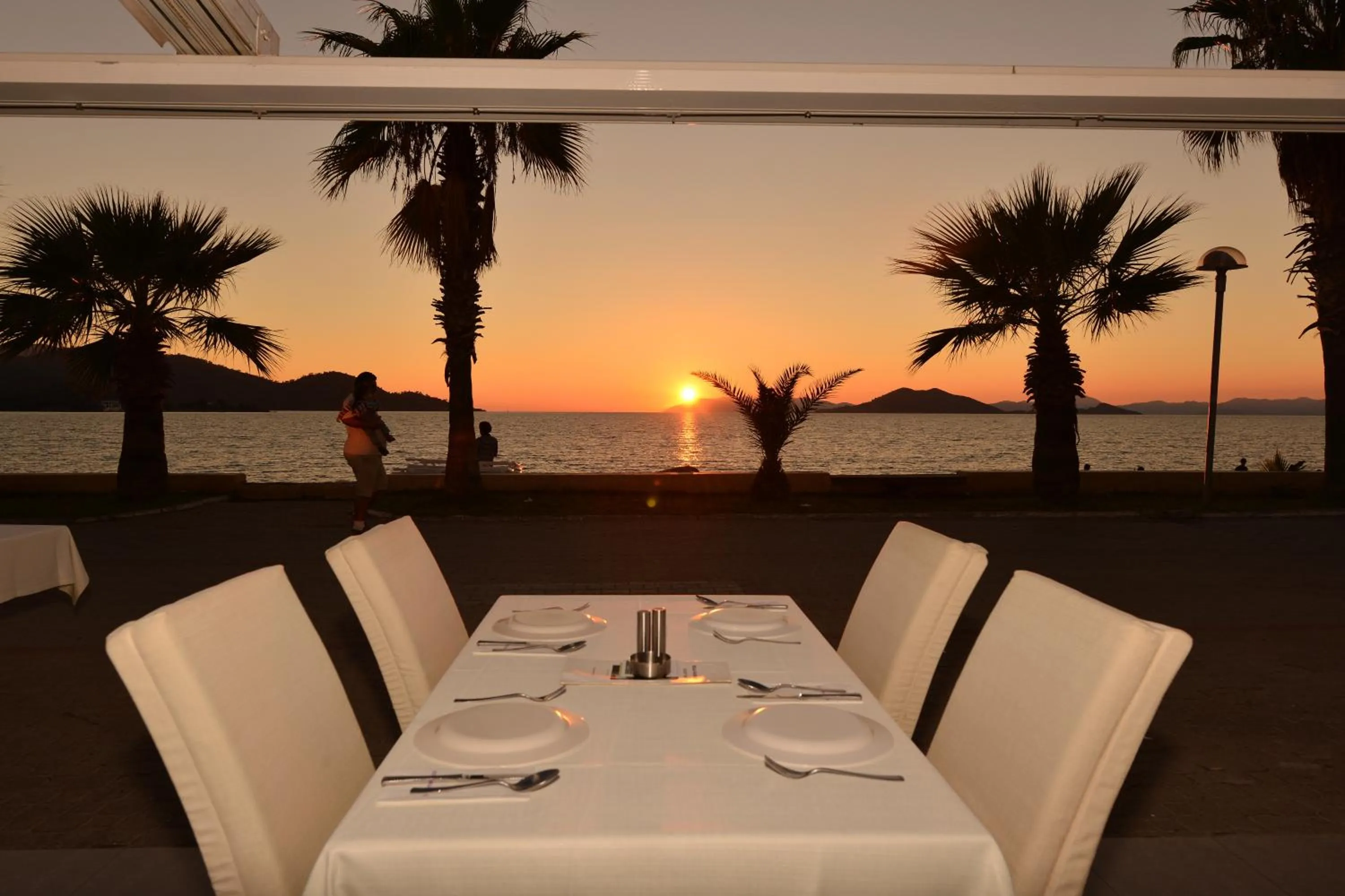 Restaurant/places to eat in Hotel Delta