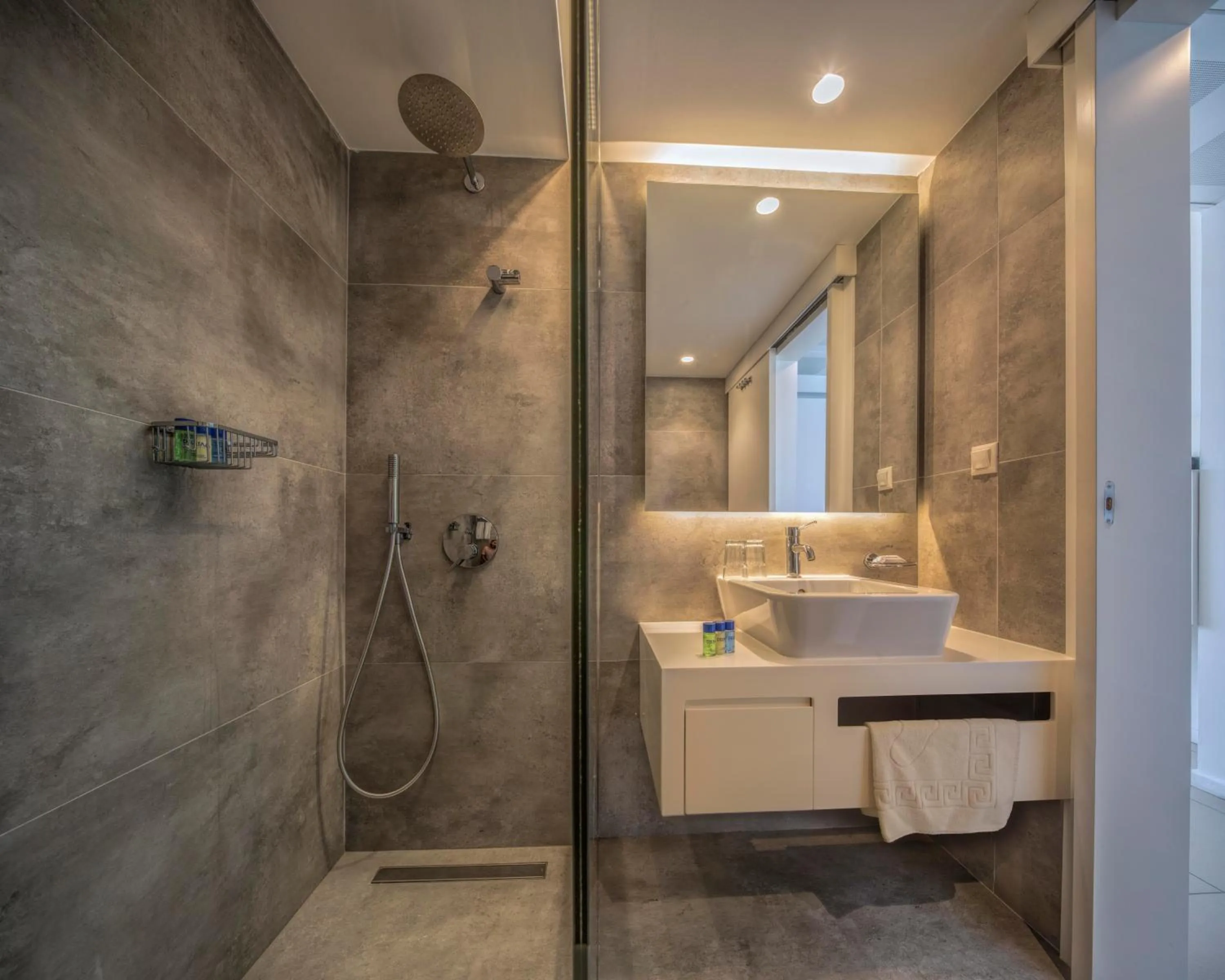 Shower in Hotel Delta