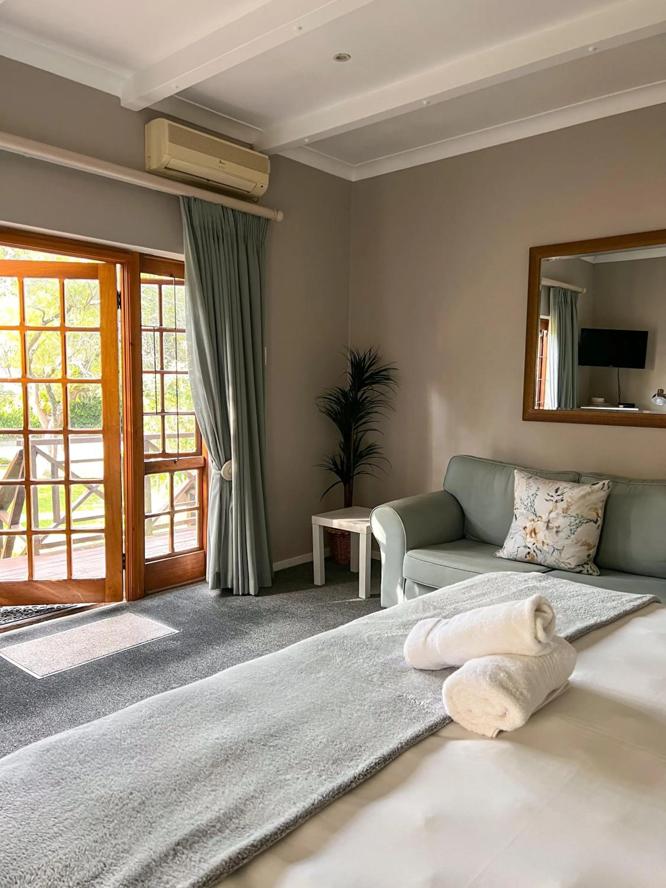 View (from property/room), Bed in Bunkers Inn Guesthouse