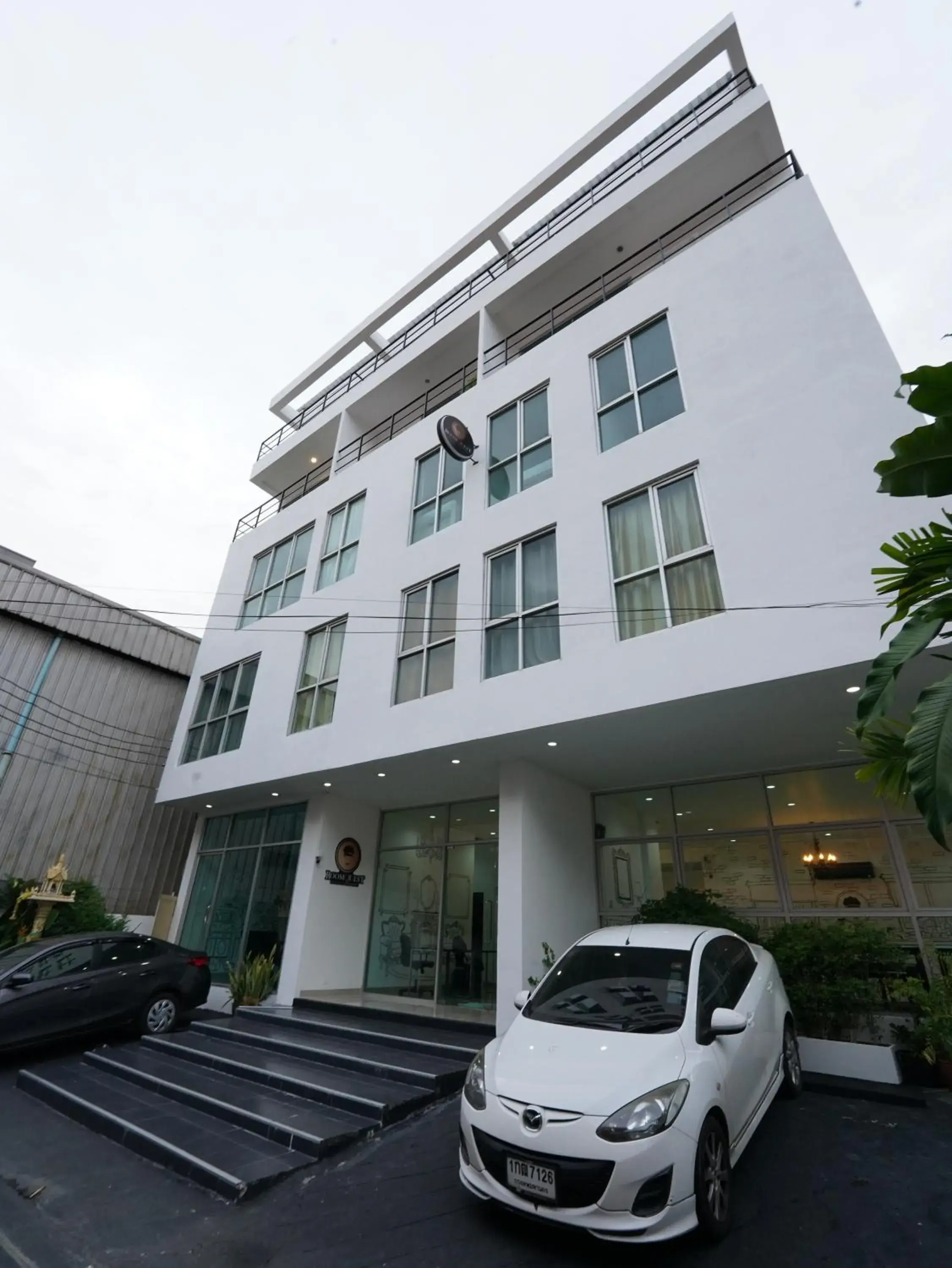 Facade/entrance in RQ Bangkok Sukhumvit 50 by Collection O Facade/entrance in RQ Bangkok Sukhumvit 50 by Collection O