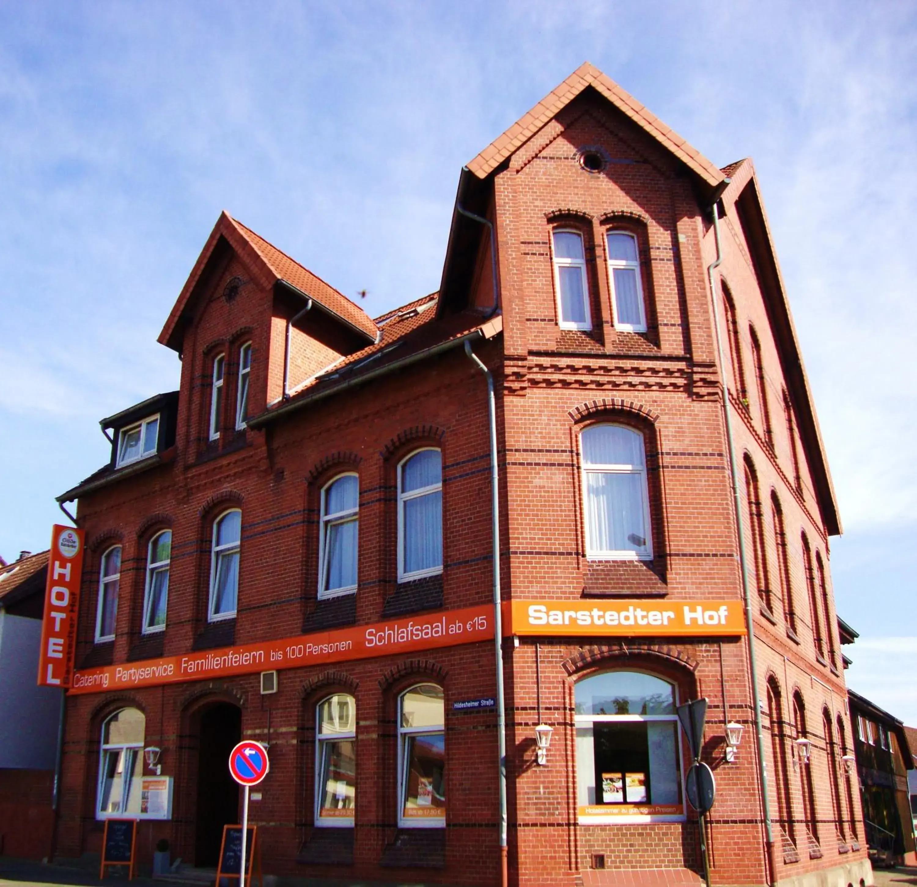 Facade/entrance in Apart Hotel Sarstedter Hof Facade/entrance in Apart Hotel Sarstedter Hof