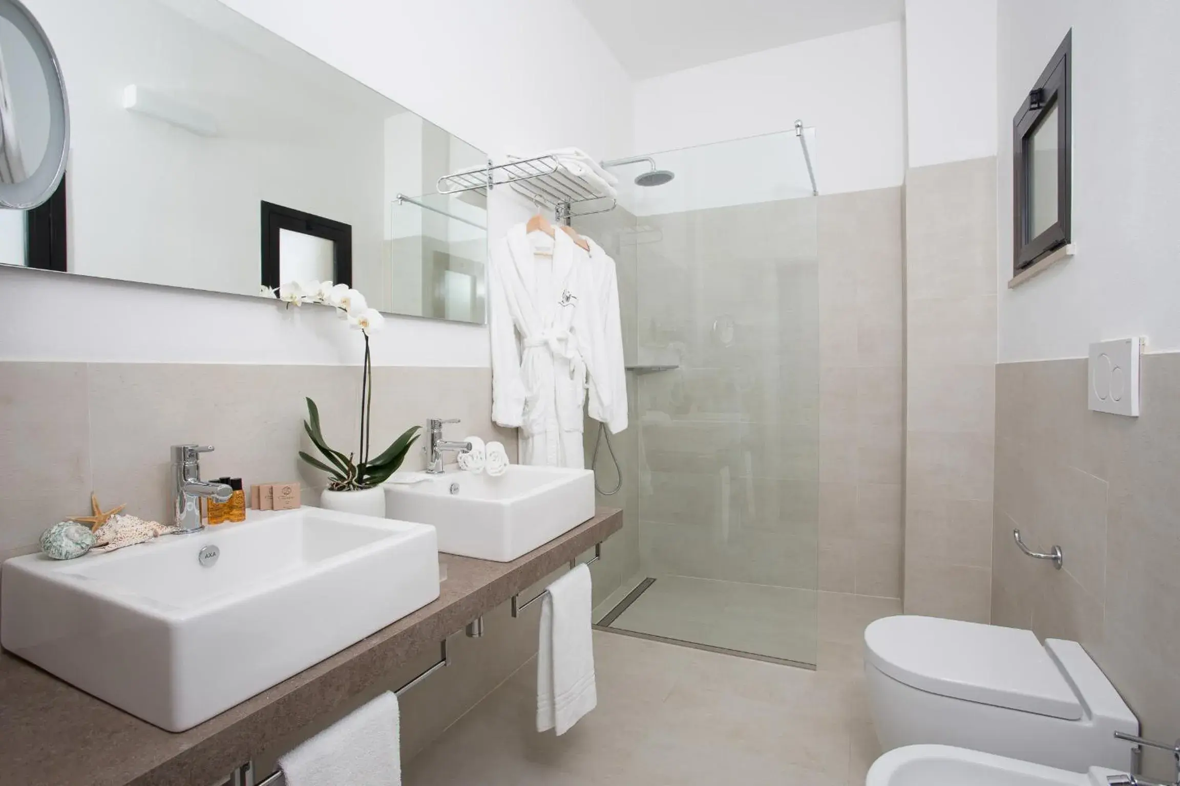 Shower, Bathroom in Hotel Tiffany & Resort