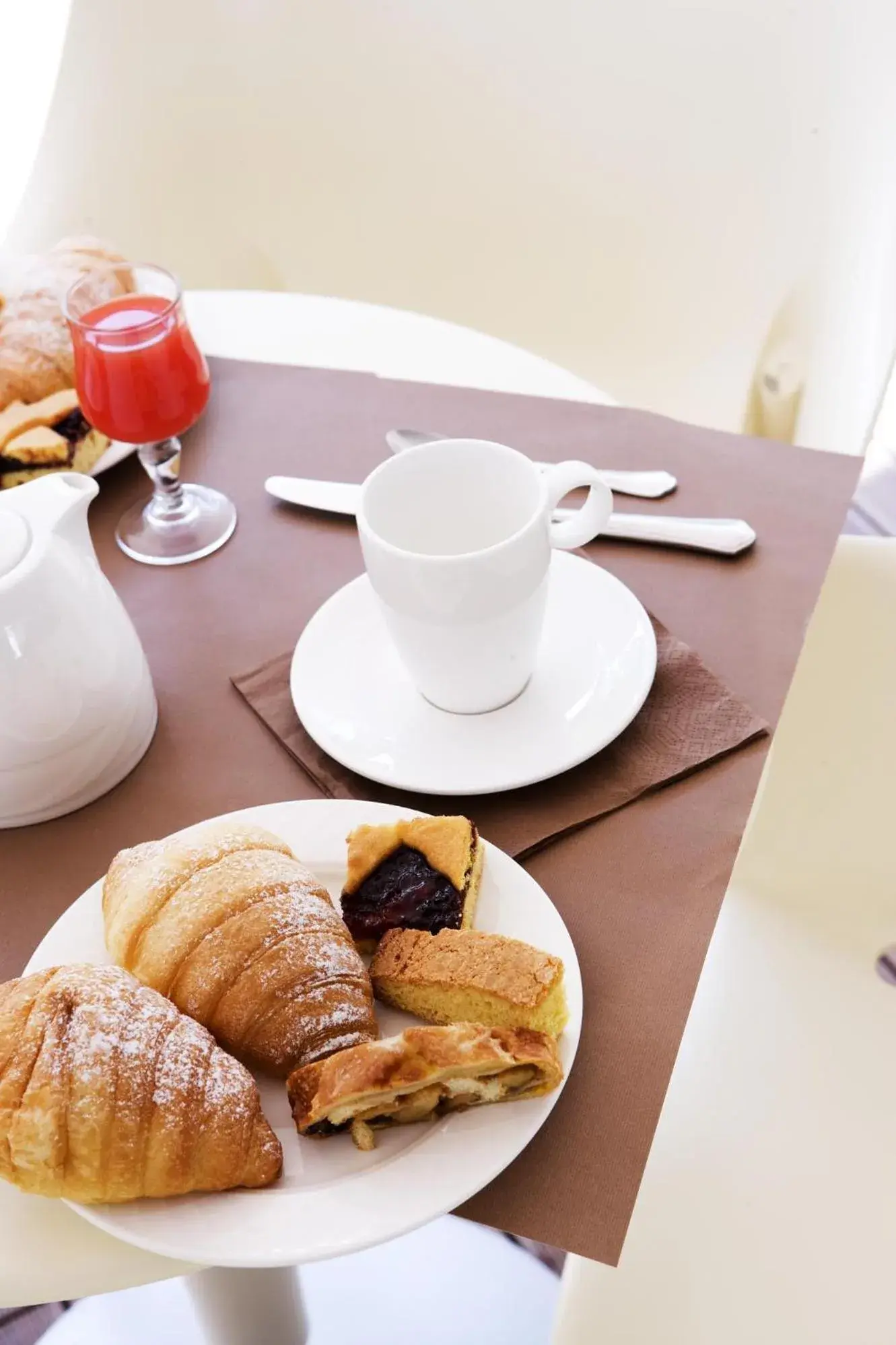 Lounge or bar, Breakfast in Hotel Tiffany & Resort