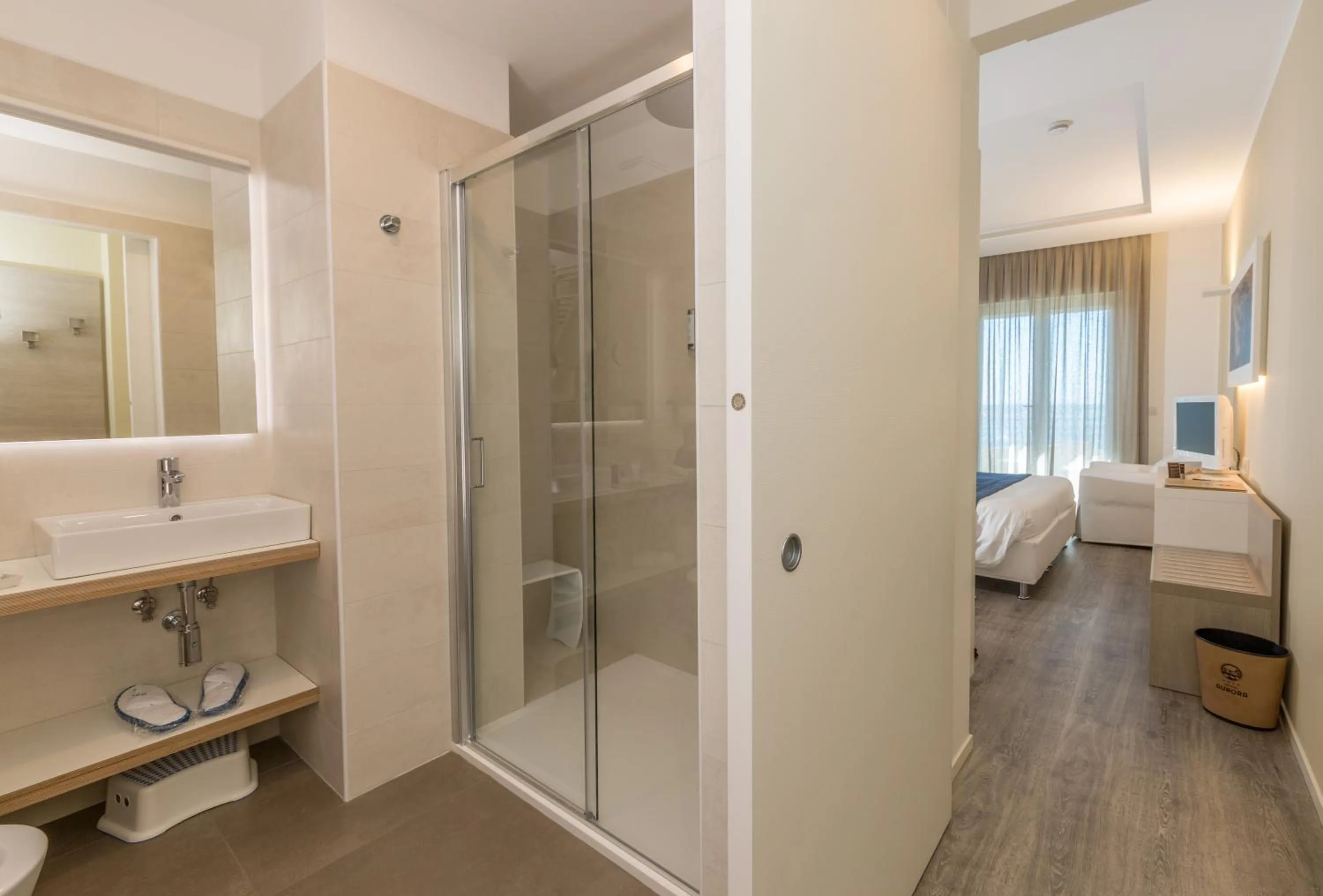 Bathroom, Bed in Hotel Aurora