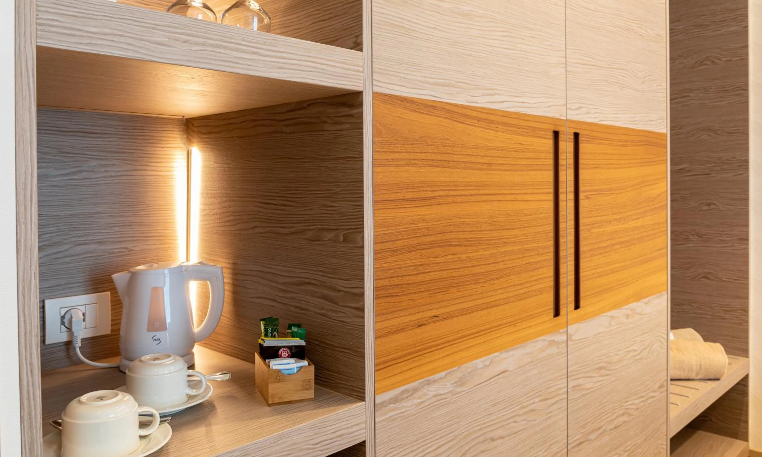 Coffee/tea facilities, Bed in Hotel Aurora