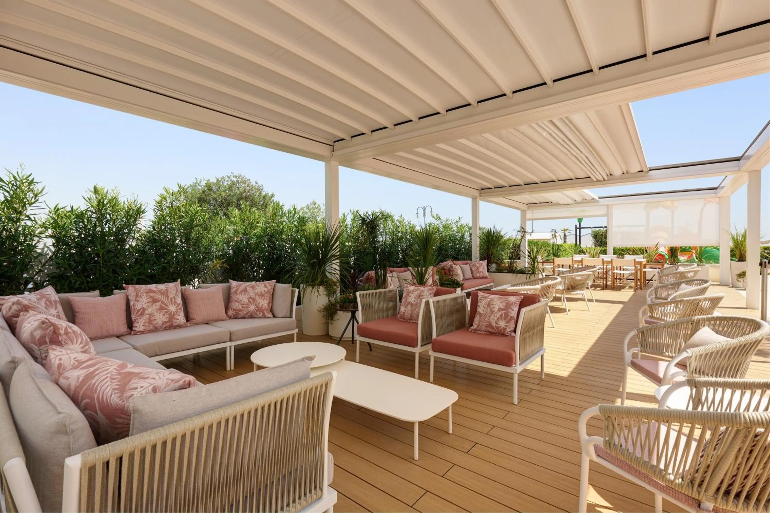 Restaurant/places to eat in Hotel Aurora