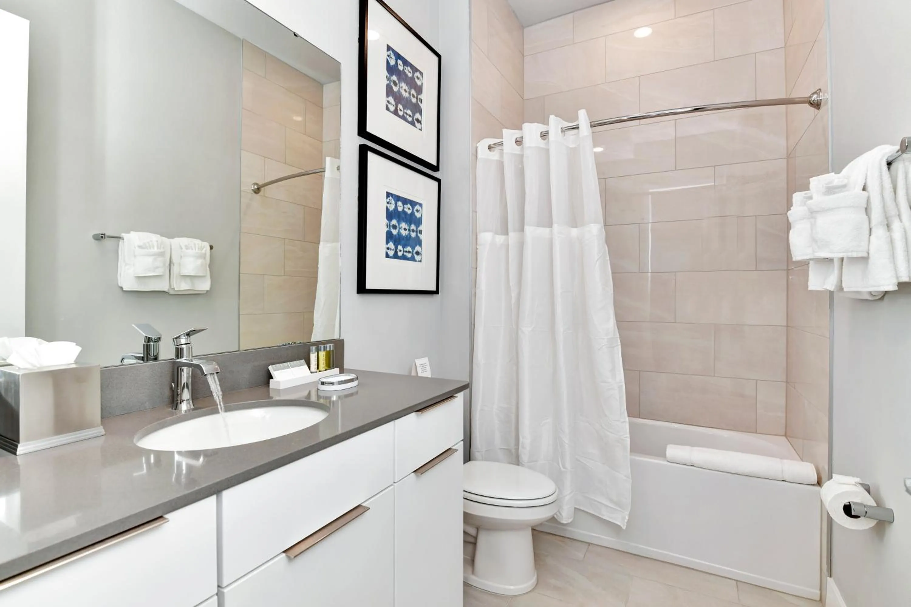 Bathroom in Spectrum Resort Villas Orlando and Waterparks