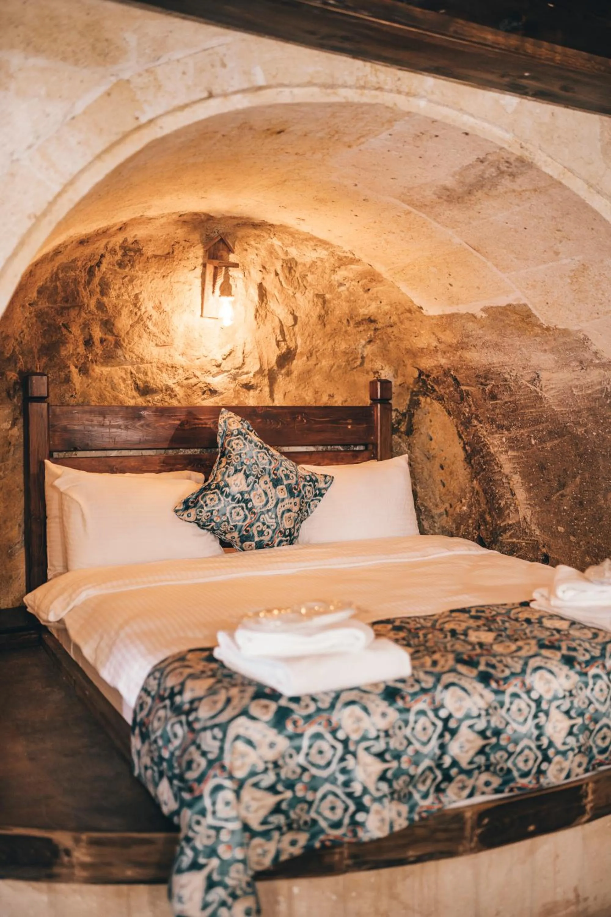 Bed in Tale Cave İnn