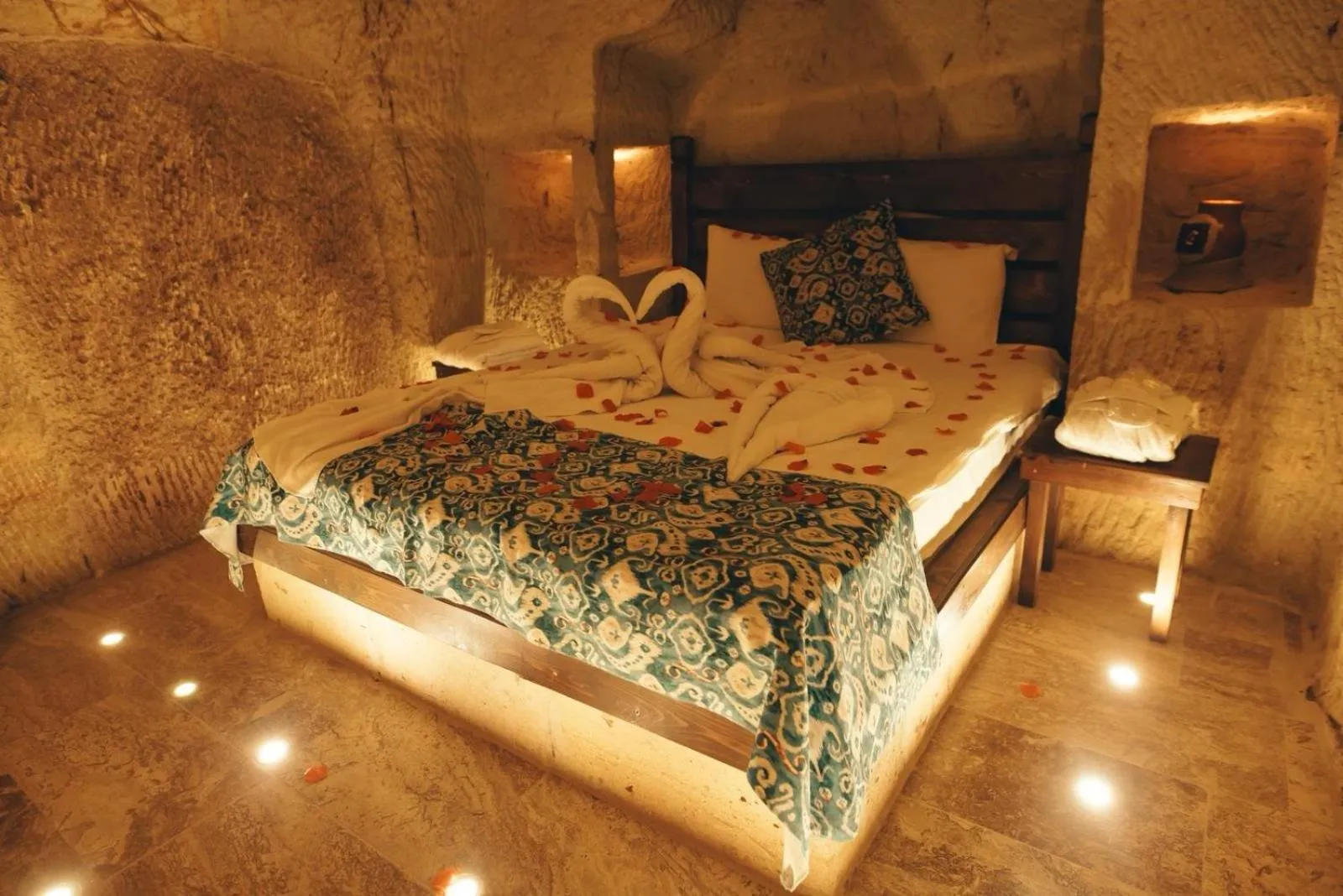 Photo of the whole room, Bed in Tale Cave İnn