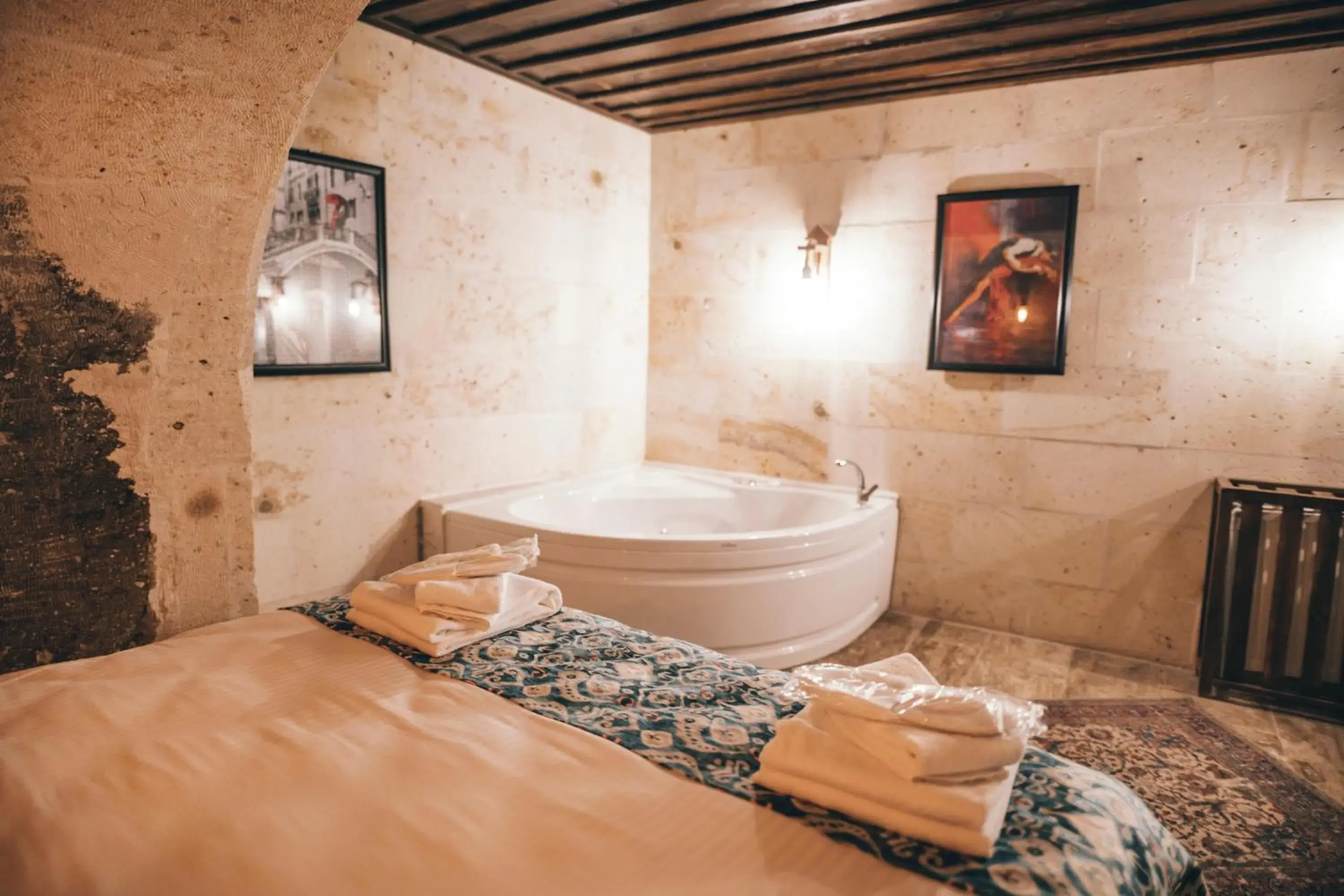 Deluxe Double Room (2 Adults + 1 Child) in Tale Cave İnn Deluxe Double Room (2 Adults + 1 Child) in Tale Cave İnn