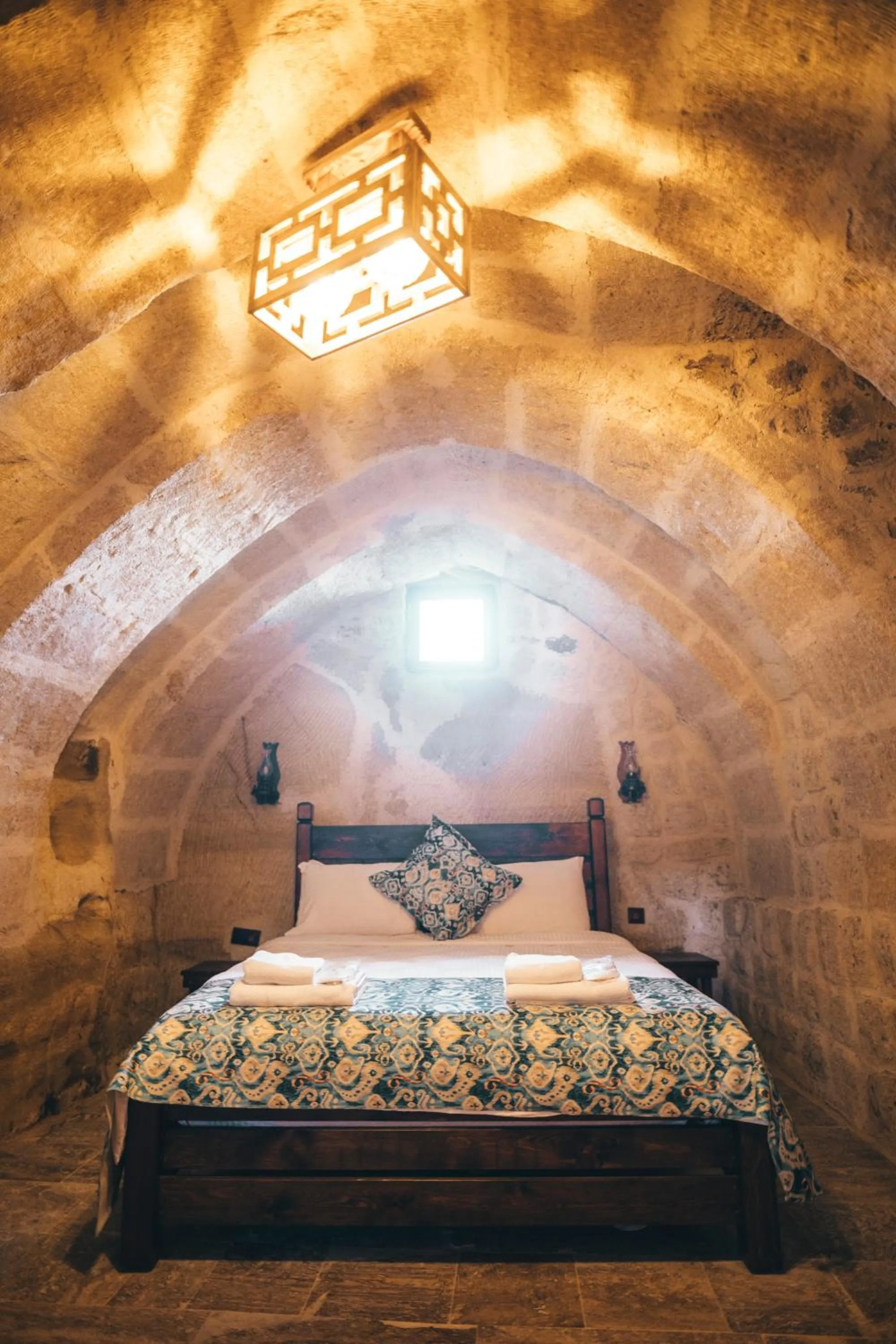 Bed in Tale Cave İnn