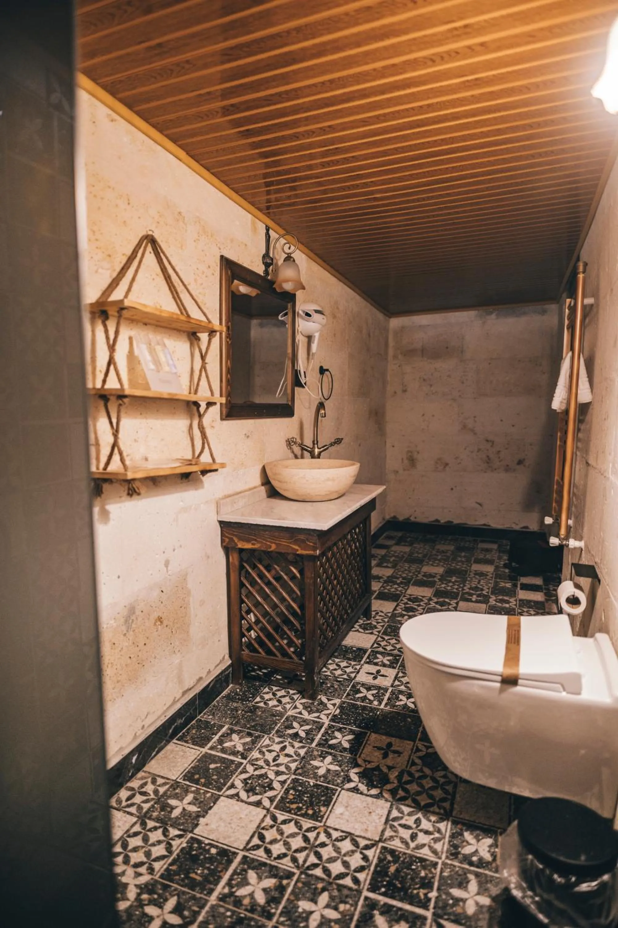 Shower in Tale Cave İnn