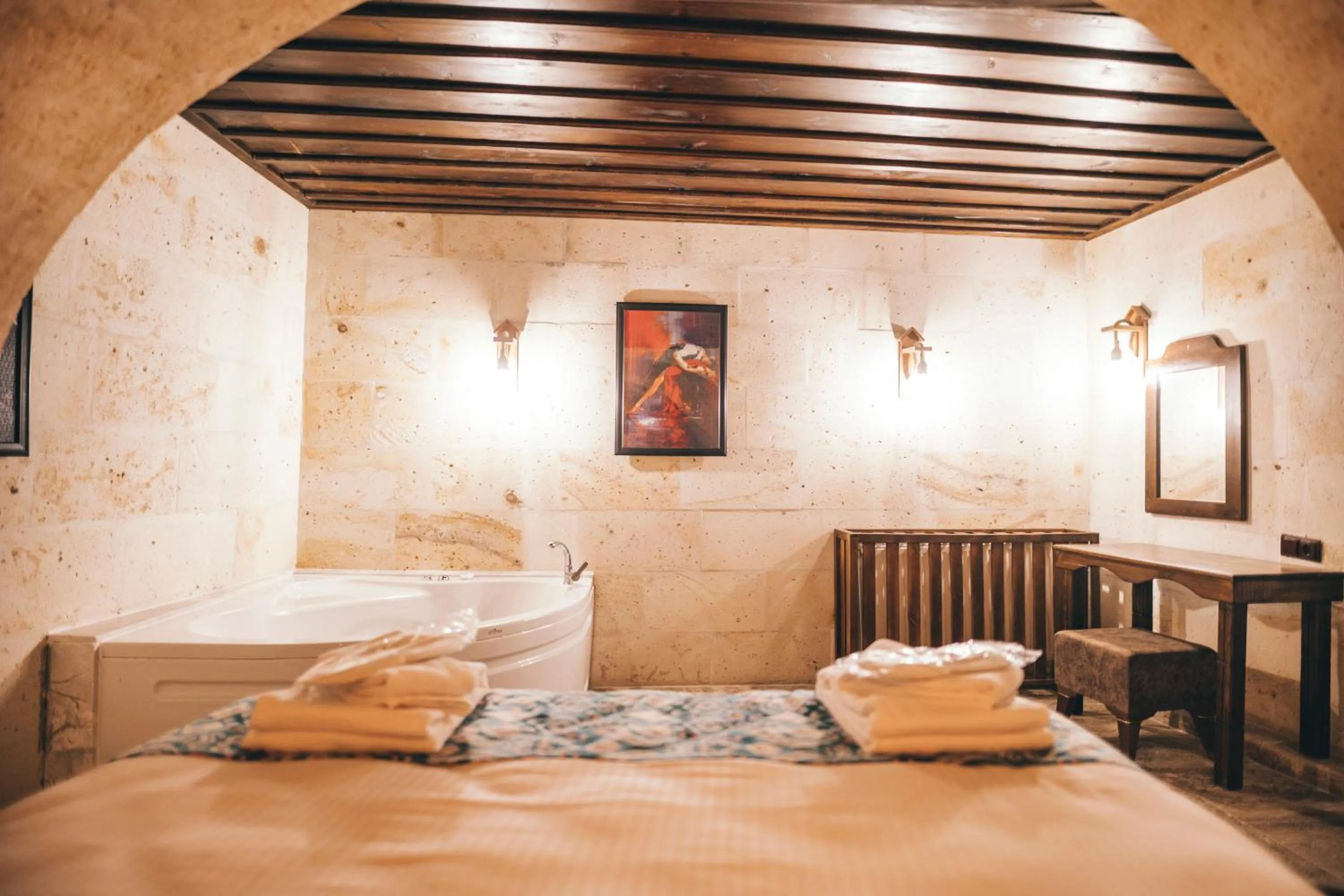 Bed in Tale Cave İnn