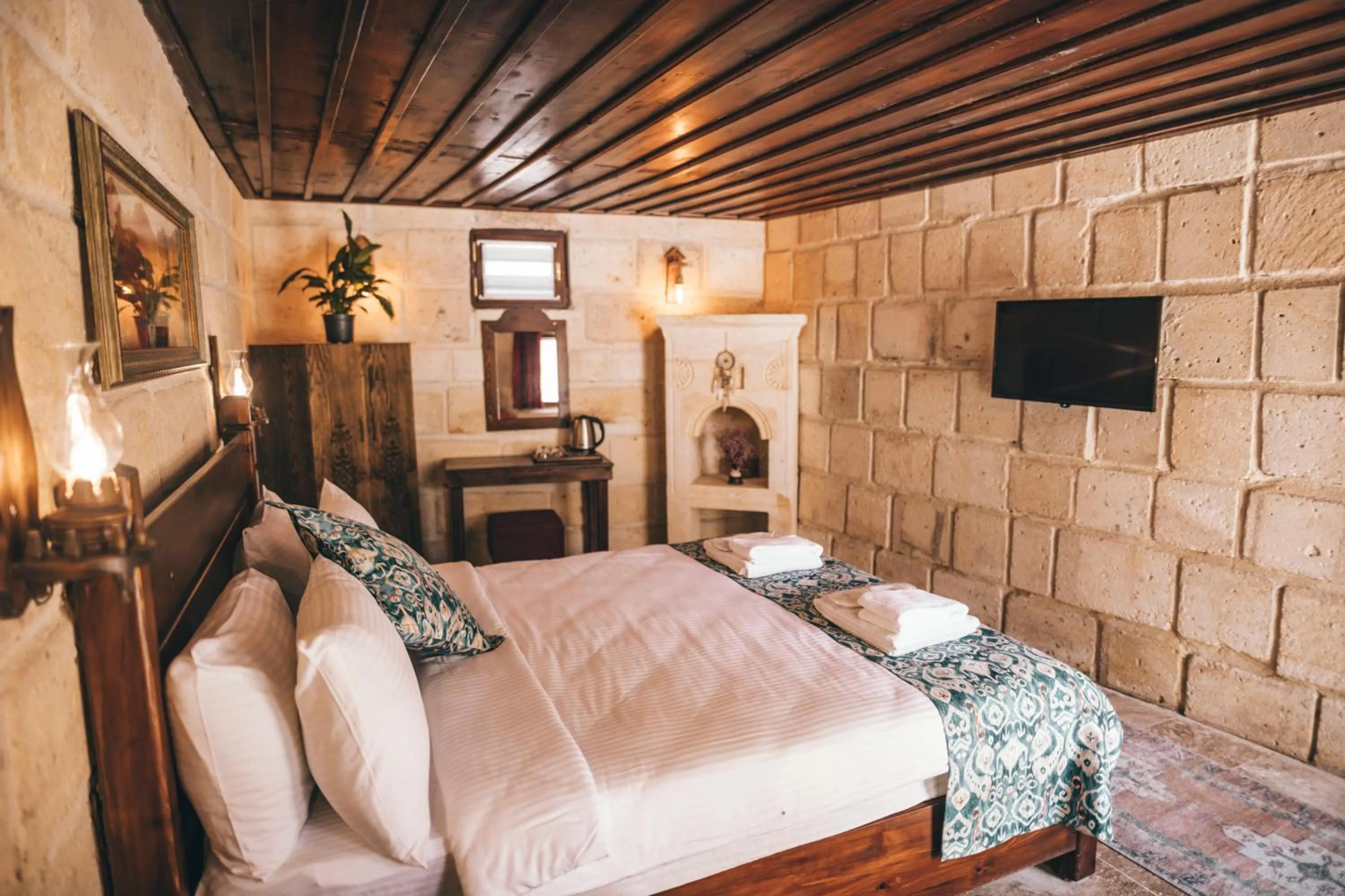 Shower, Bed in Tale Cave İnn