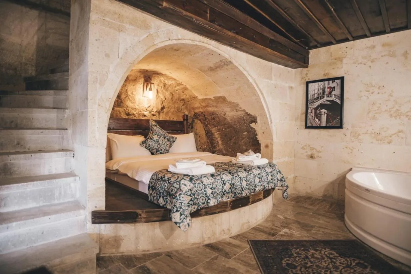 Hot Tub, Bed in Tale Cave İnn