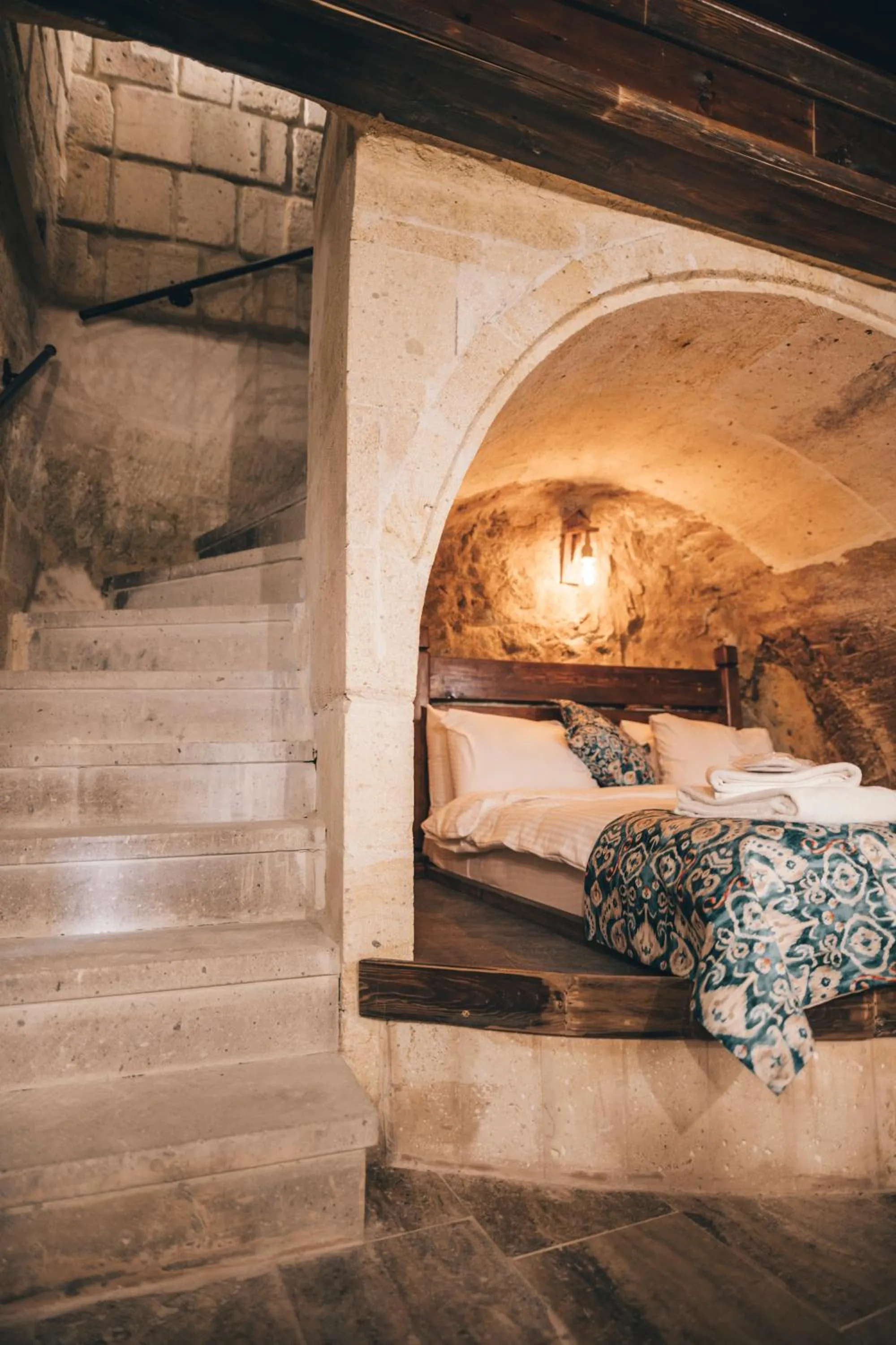 Bed in Tale Cave İnn