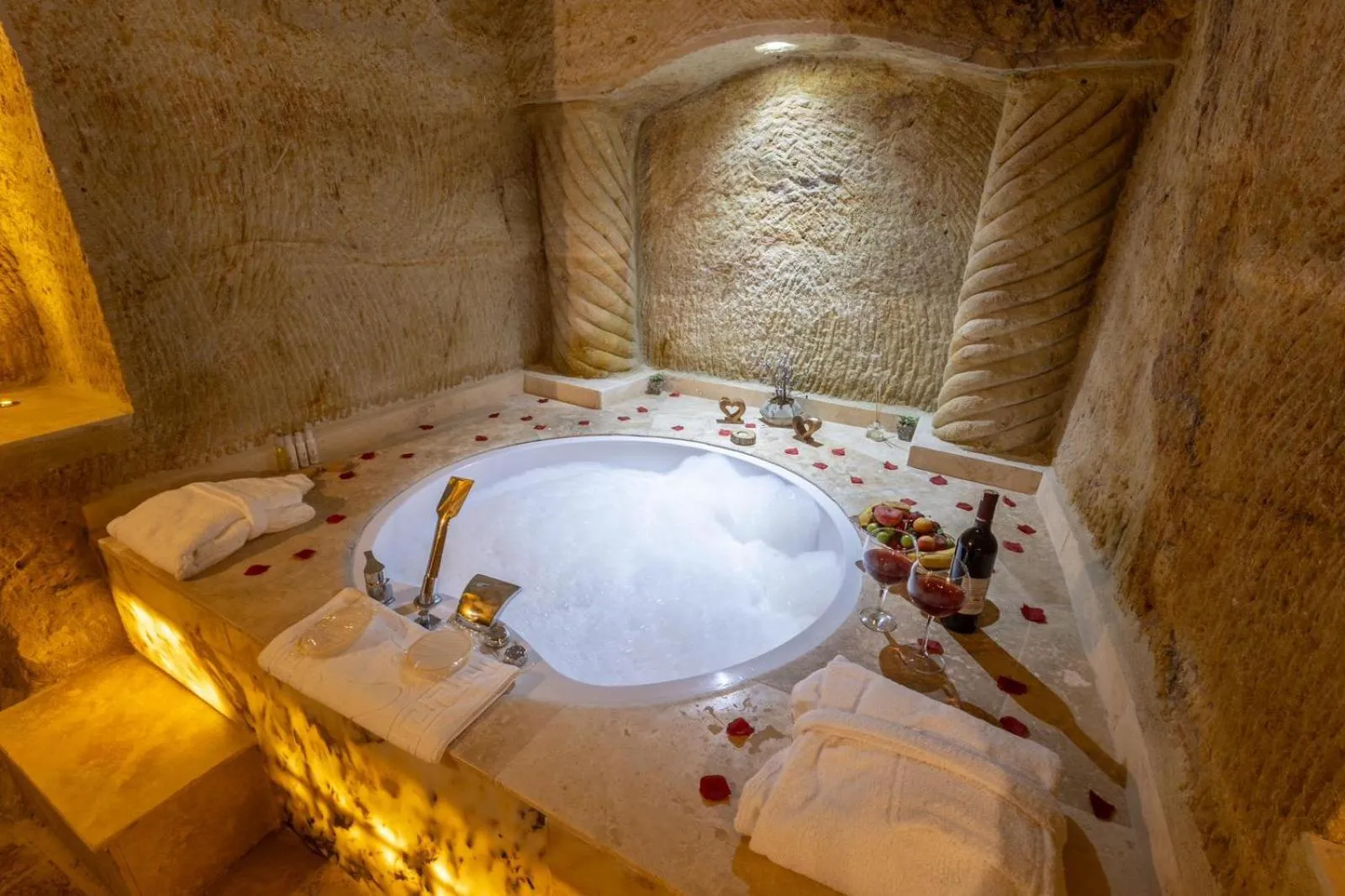 Hot Tub in Tale Cave İnn