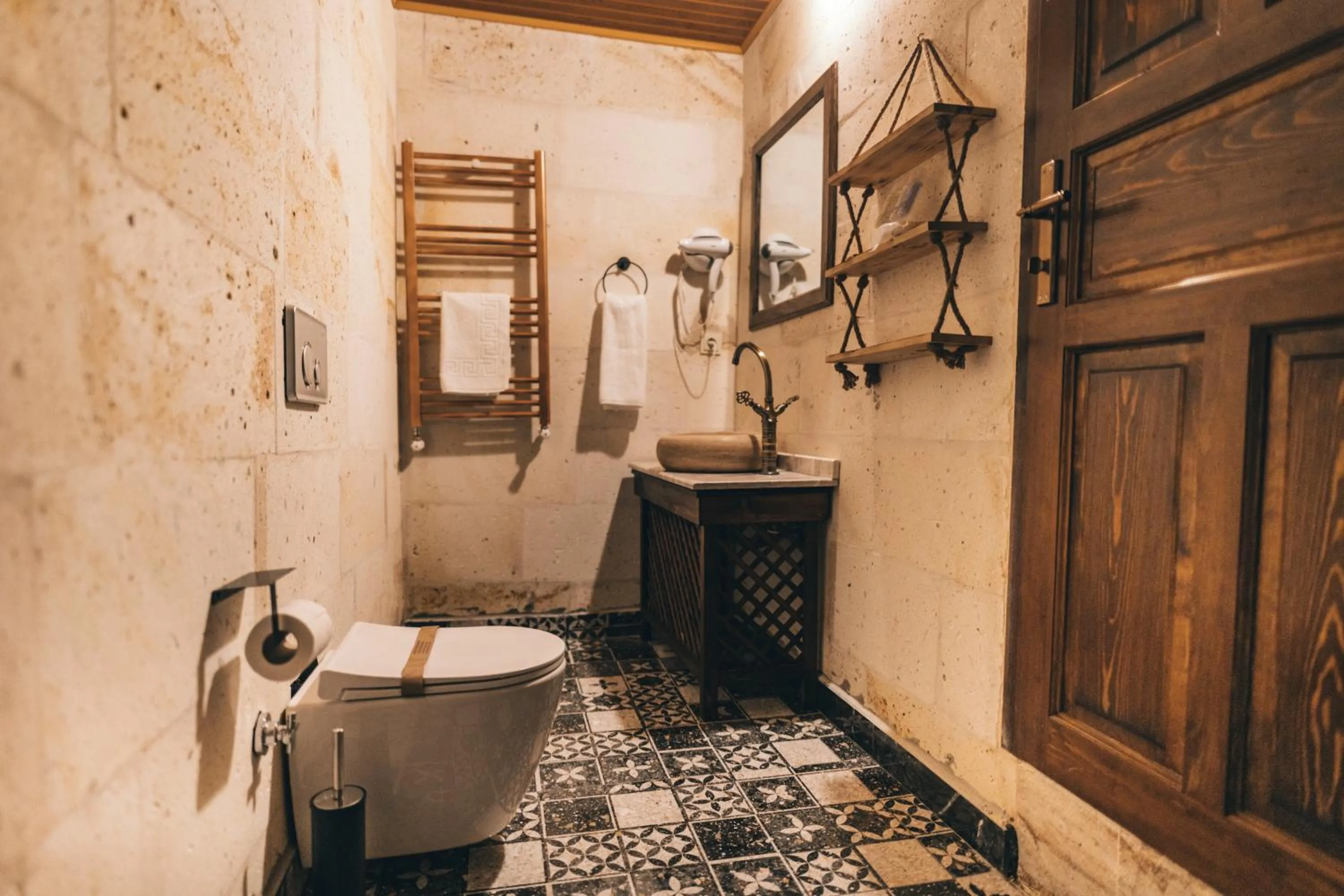 Shower in Tale Cave İnn