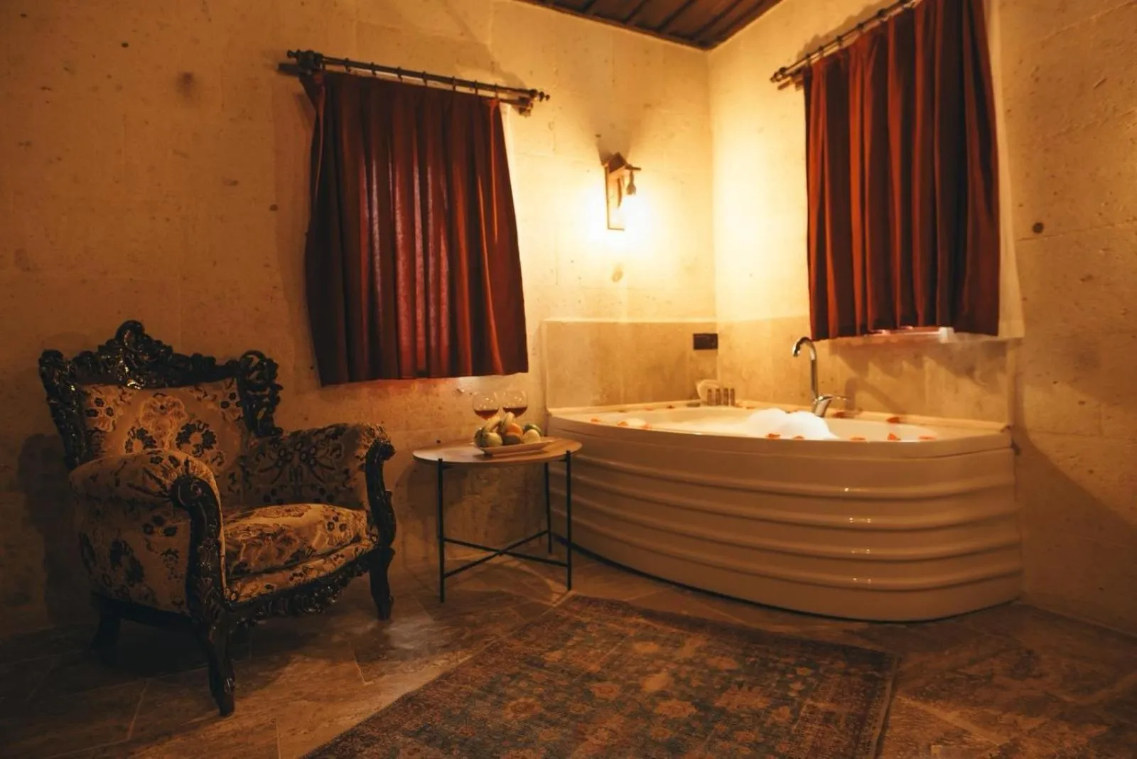 Photo of the whole room, Bed in Tale Cave İnn