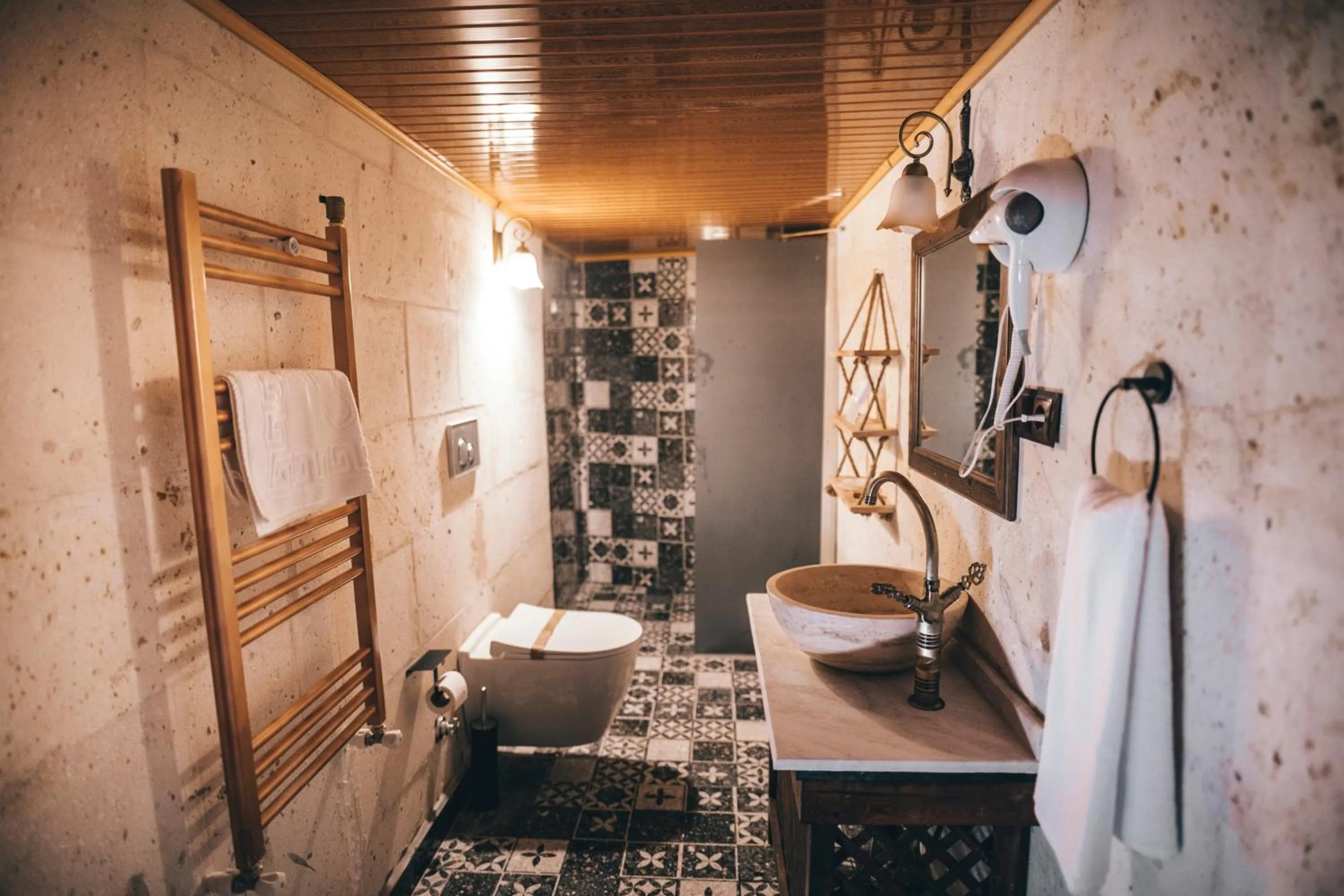 Shower in Tale Cave İnn