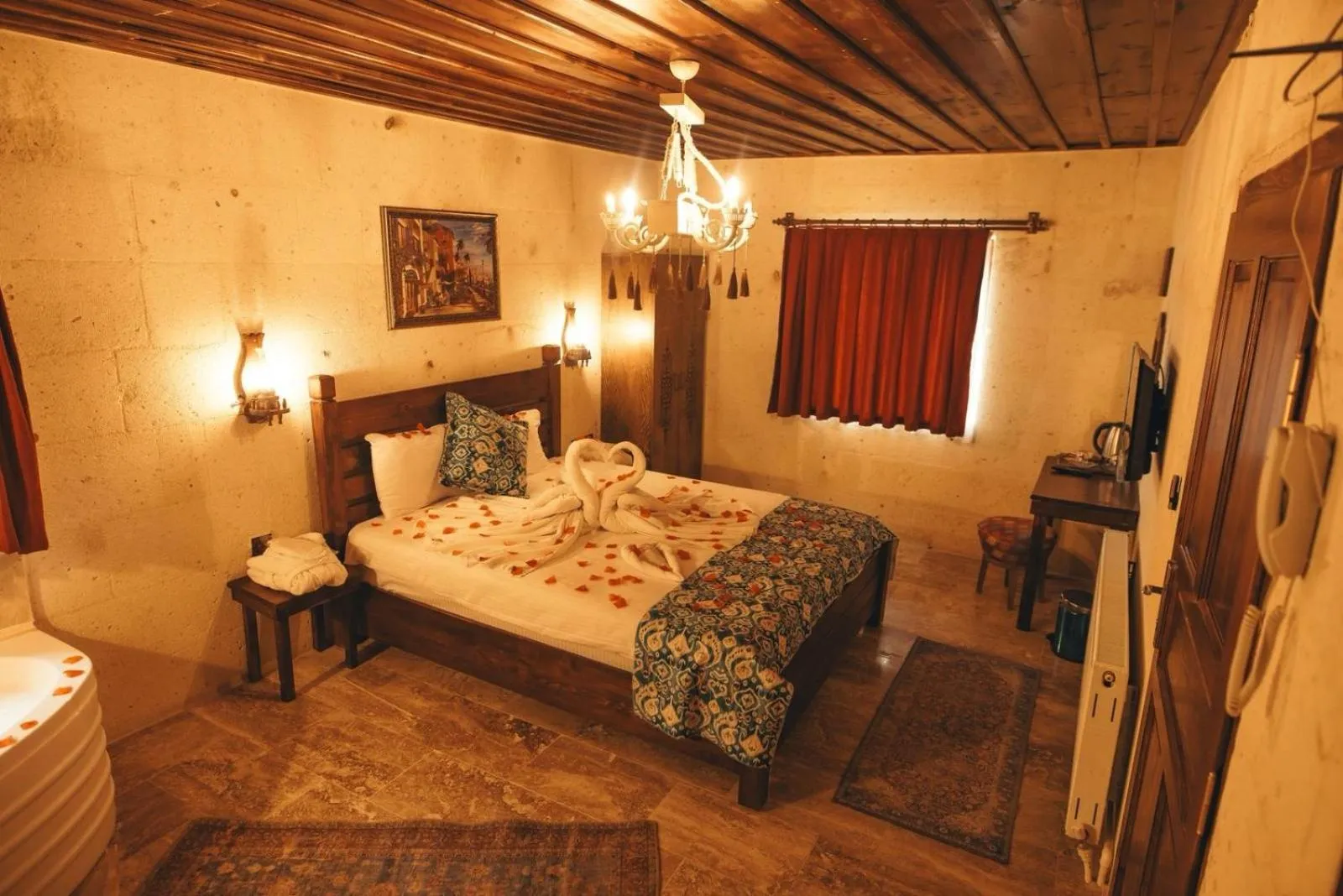 Photo of the whole room, Bed in Tale Cave İnn