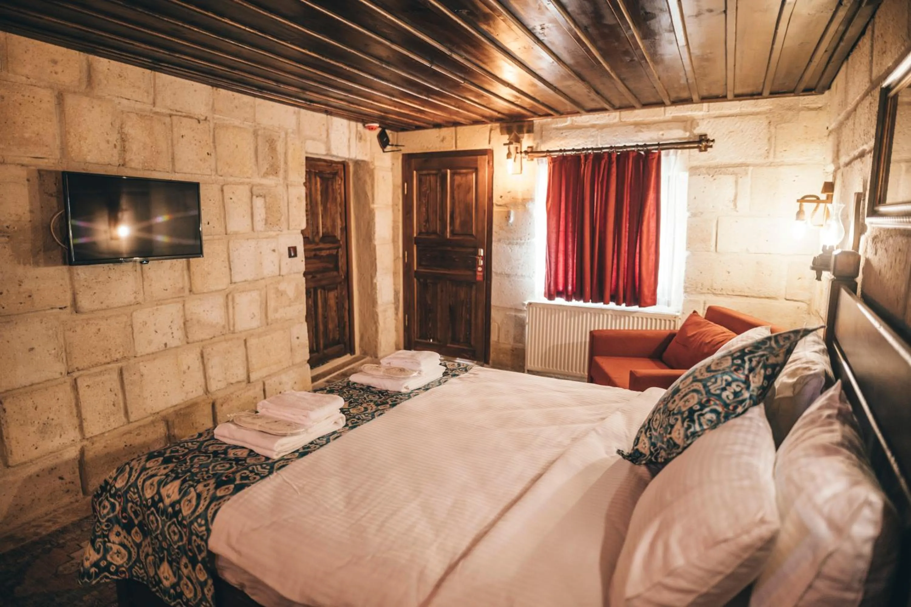 Communal lounge/ TV room, Bed in Tale Cave İnn