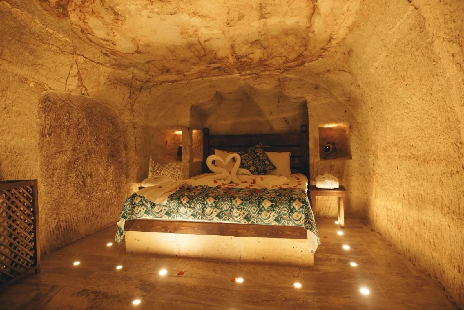 Photo of the whole room, Bed in Tale Cave İnn
