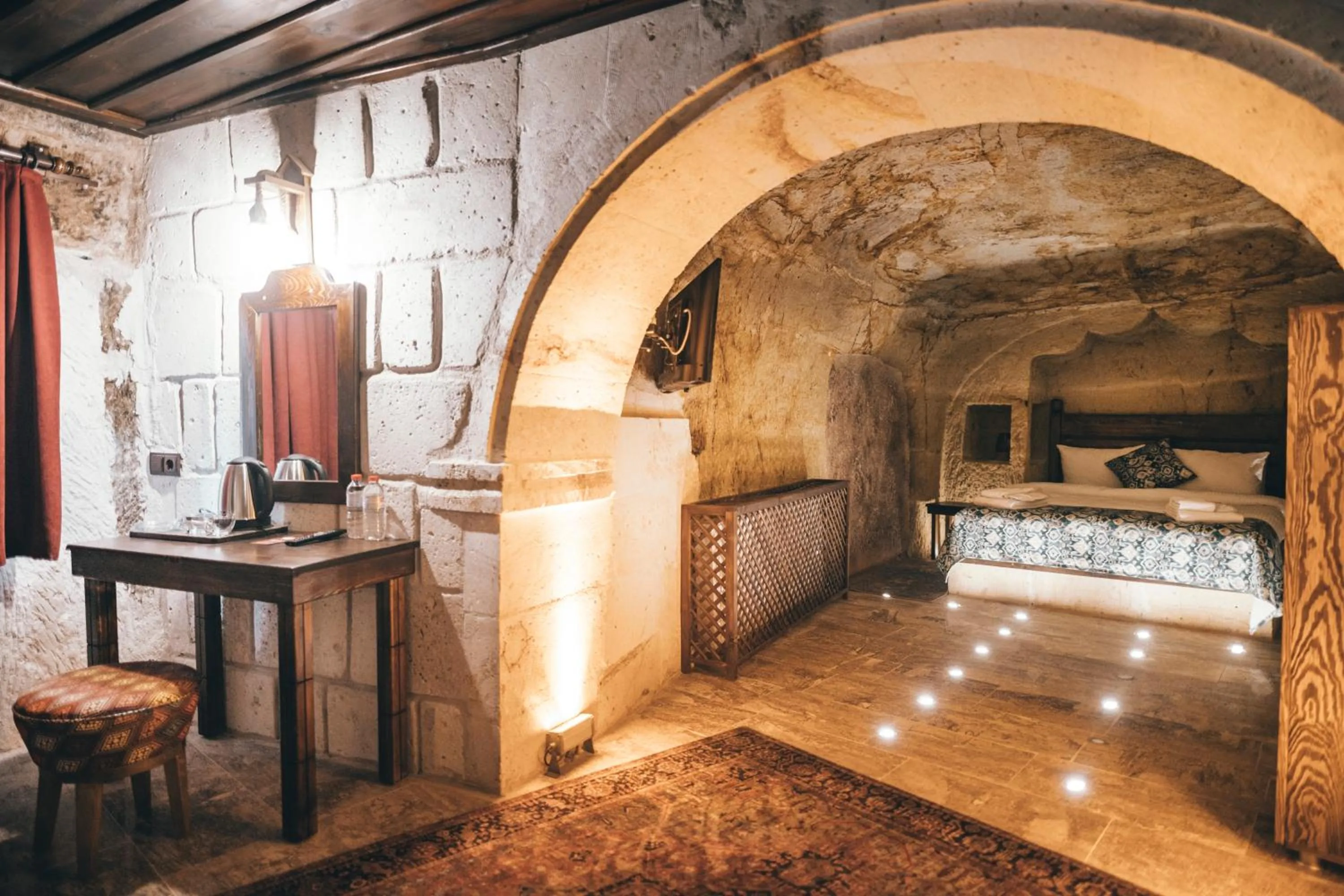 Bed in Tale Cave İnn