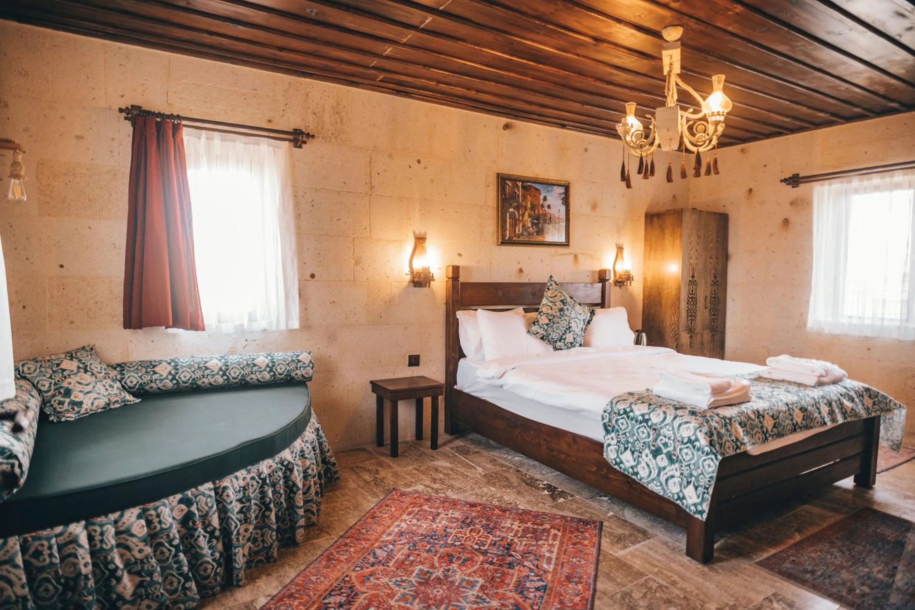 Bed in Tale Cave İnn