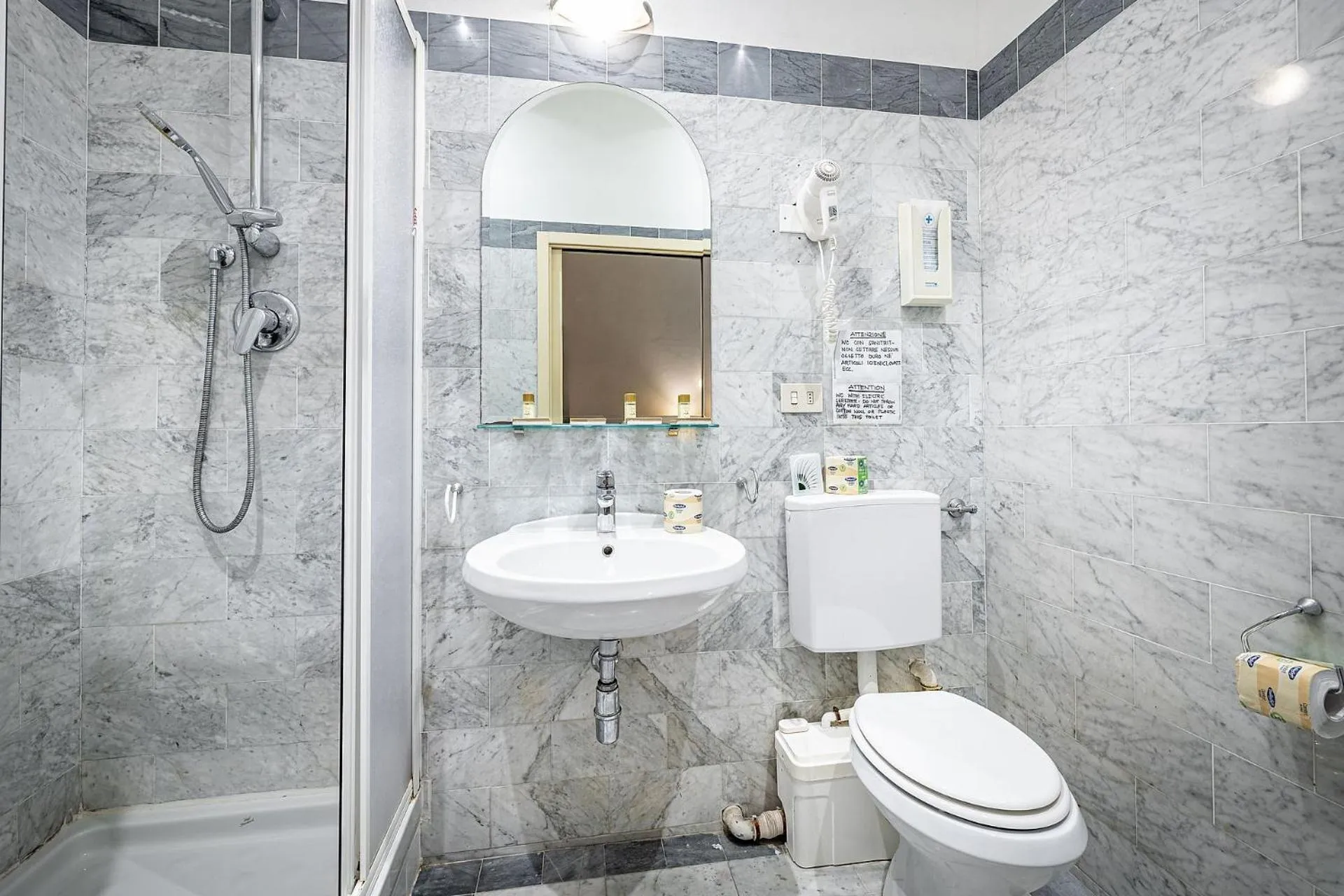 Bathroom in Bellevue House Affittacamere