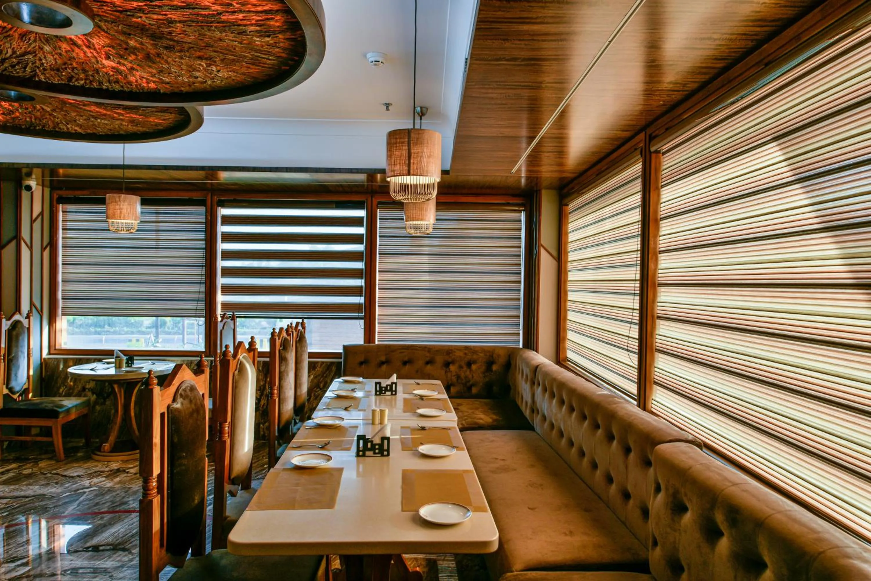 Restaurant/places to eat in Hotel RJ