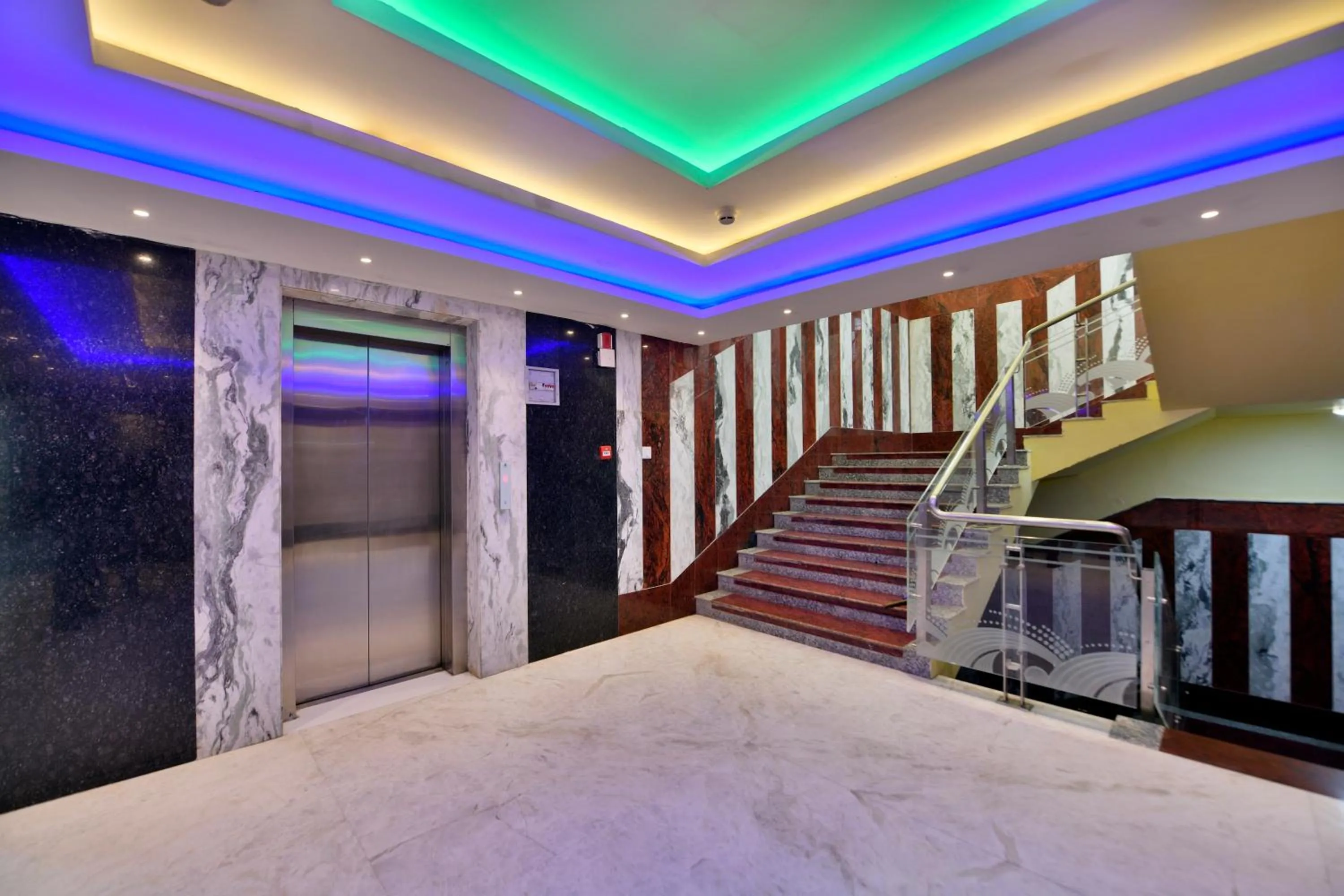 elevator, Bed in Hotel RJ