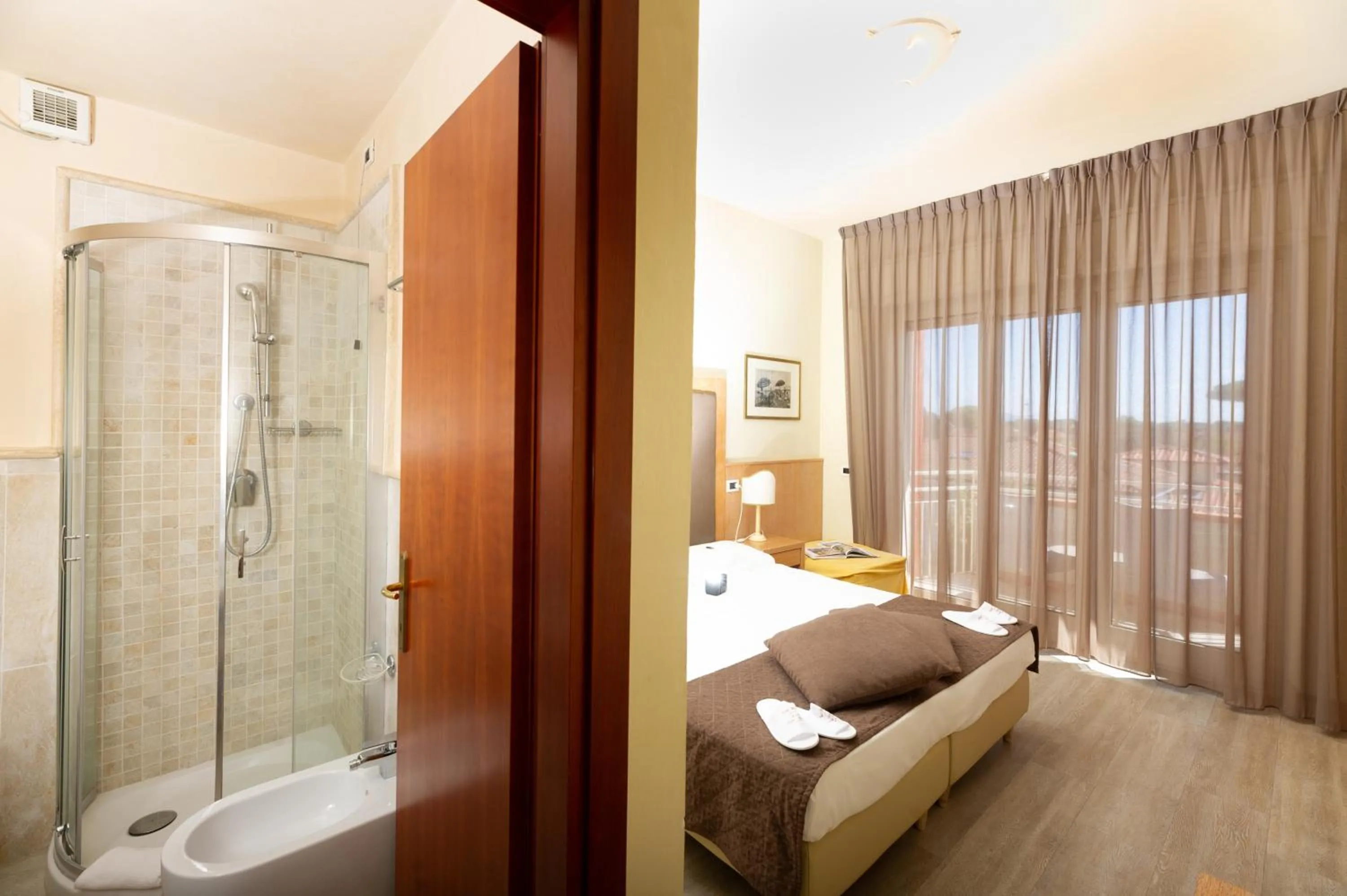 Shower, Bed in Hotel Nuova Sabrina