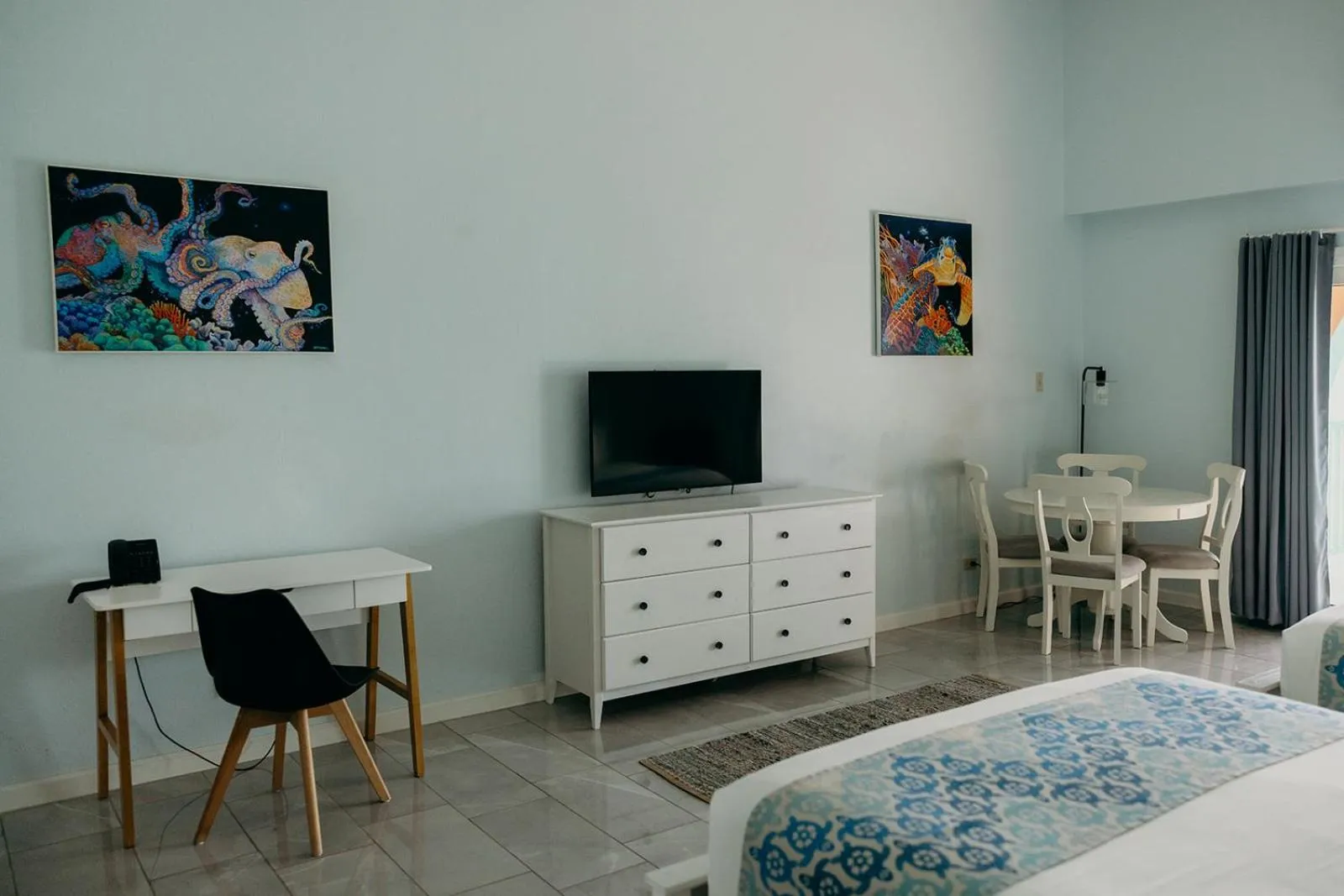 TV and multimedia, Bed in Grapetree Bay Hotel and Villas