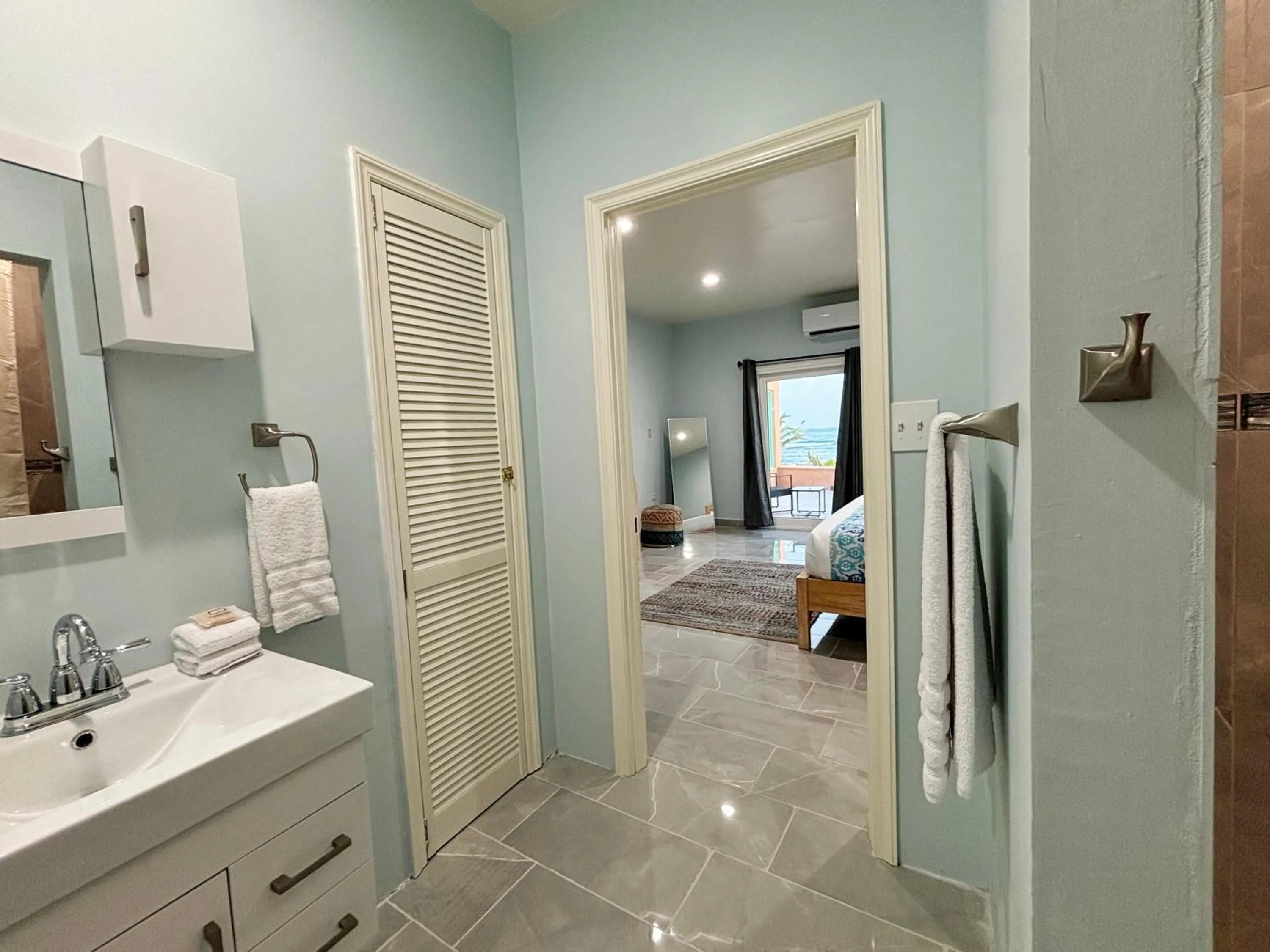 Bathroom, Bed in Grapetree Bay Hotel and Villas