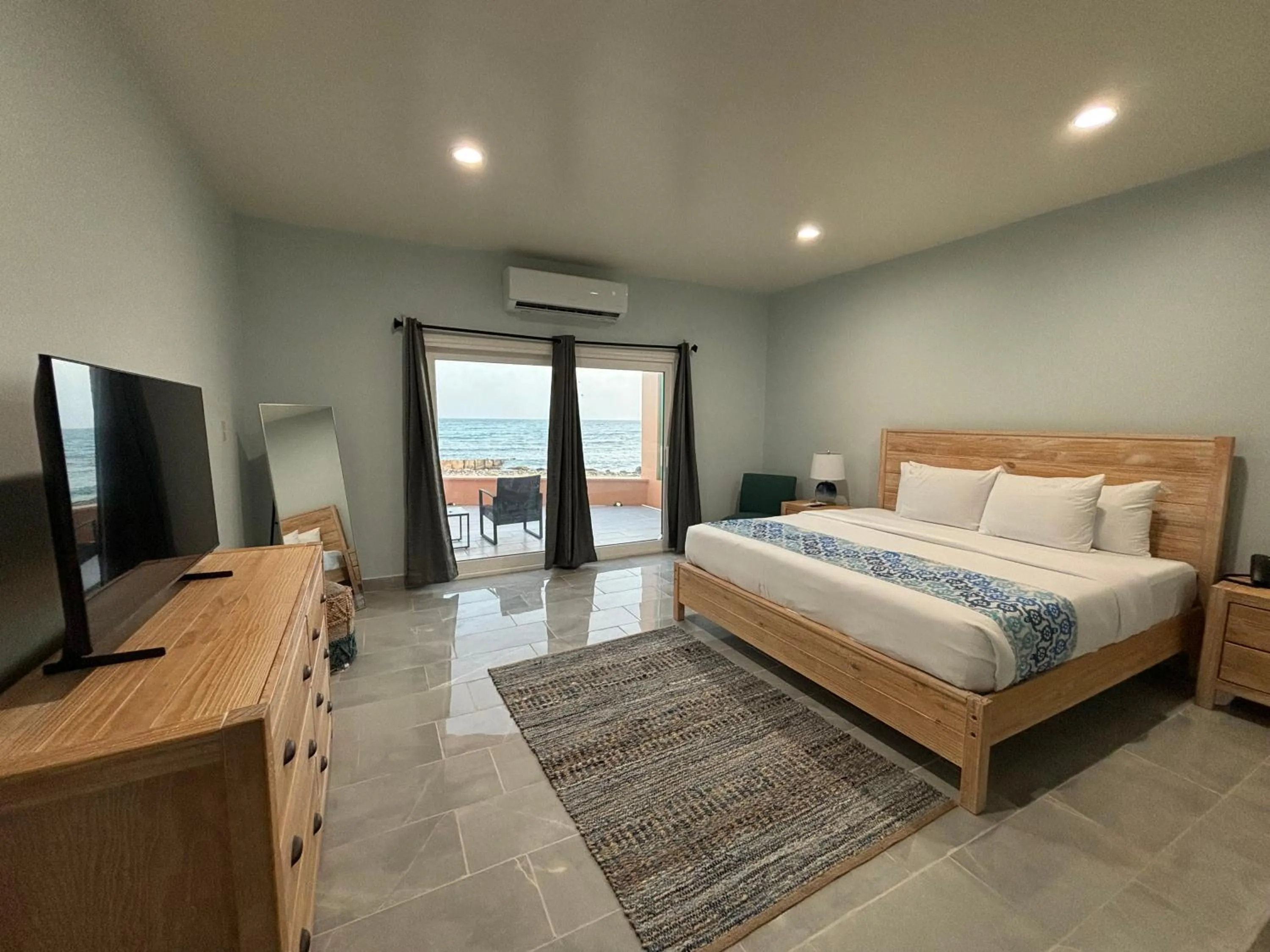 Bed in Grapetree Bay Hotel and Villas