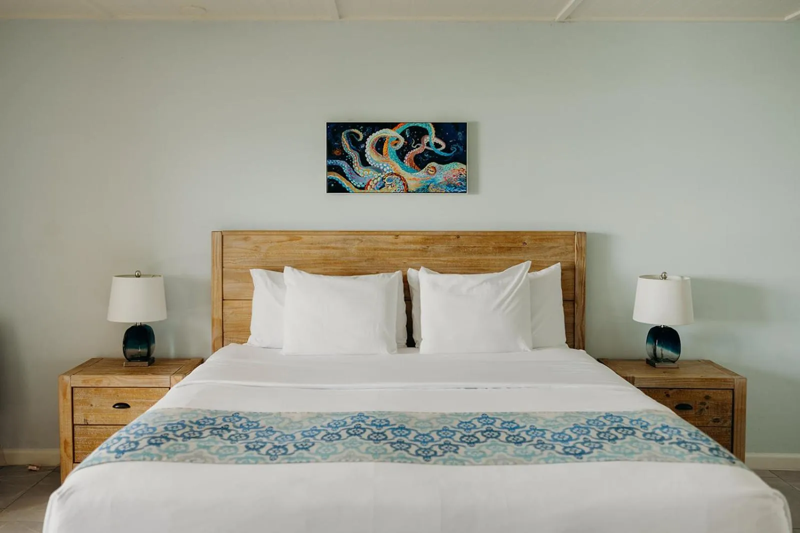 Bed in Grapetree Bay Hotel and Villas