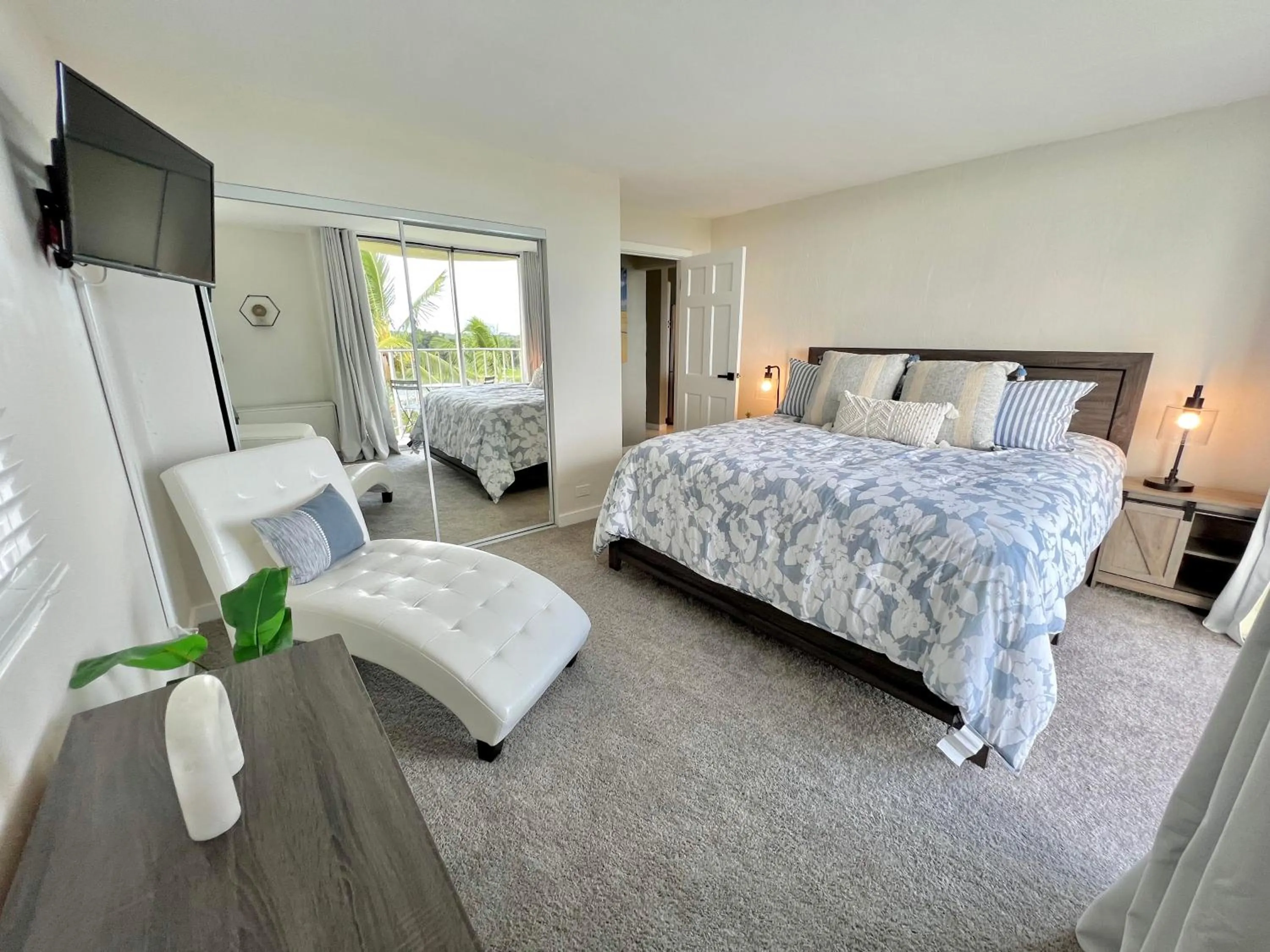 Bed in Stunning Views Best location in Hilo 2BR modern Condo